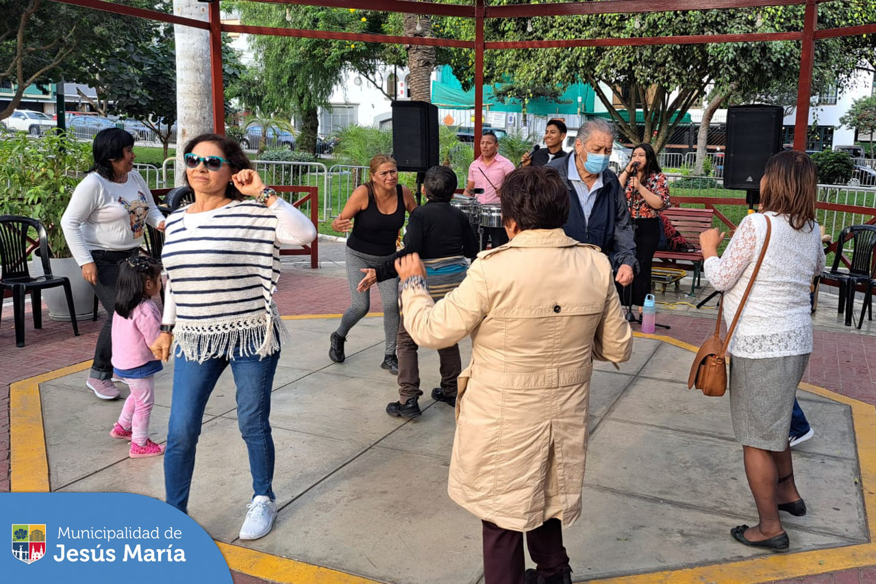 ✨ Gran alegría y diversión se vivió en nuestra retreta municipal del Parque Habich. Agradecemos a todos los vecinos que participaron activamente. 🕺💃🏽
¡Permanezcan atentos a nuestras 📲 redes sociales para asistir a más actividades como esta!
#JesúsMaríaSomosTodos 🥳