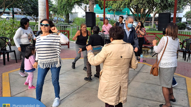 ✨ Gran alegría y diversión se vivió en nuestra retreta municipal del Parque Habich. Agradecemos a todos los vecinos que participaron activamente. 🕺💃🏽
¡Permanezcan atentos a nuestras 📲 redes sociales para asistir a más actividades como esta!
#JesúsMaríaSomosTodos 🥳