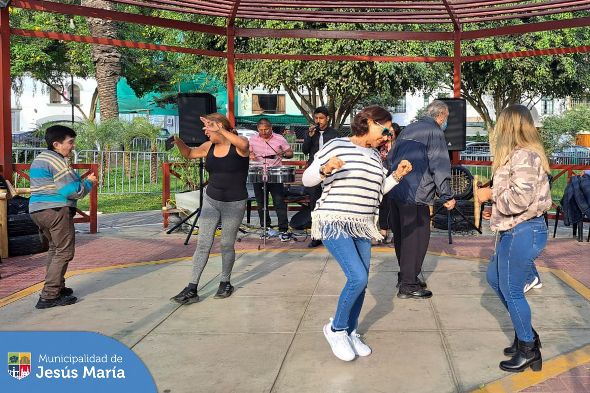 ✨ Gran alegría y diversión se vivió en nuestra retreta municipal del Parque Habich. Agradecemos a todos los vecinos que participaron activamente. 🕺💃🏽
¡Permanezcan atentos a nuestras 📲 redes sociales para asistir a más actividades como esta!
#JesúsMaríaSomosTodos 🥳