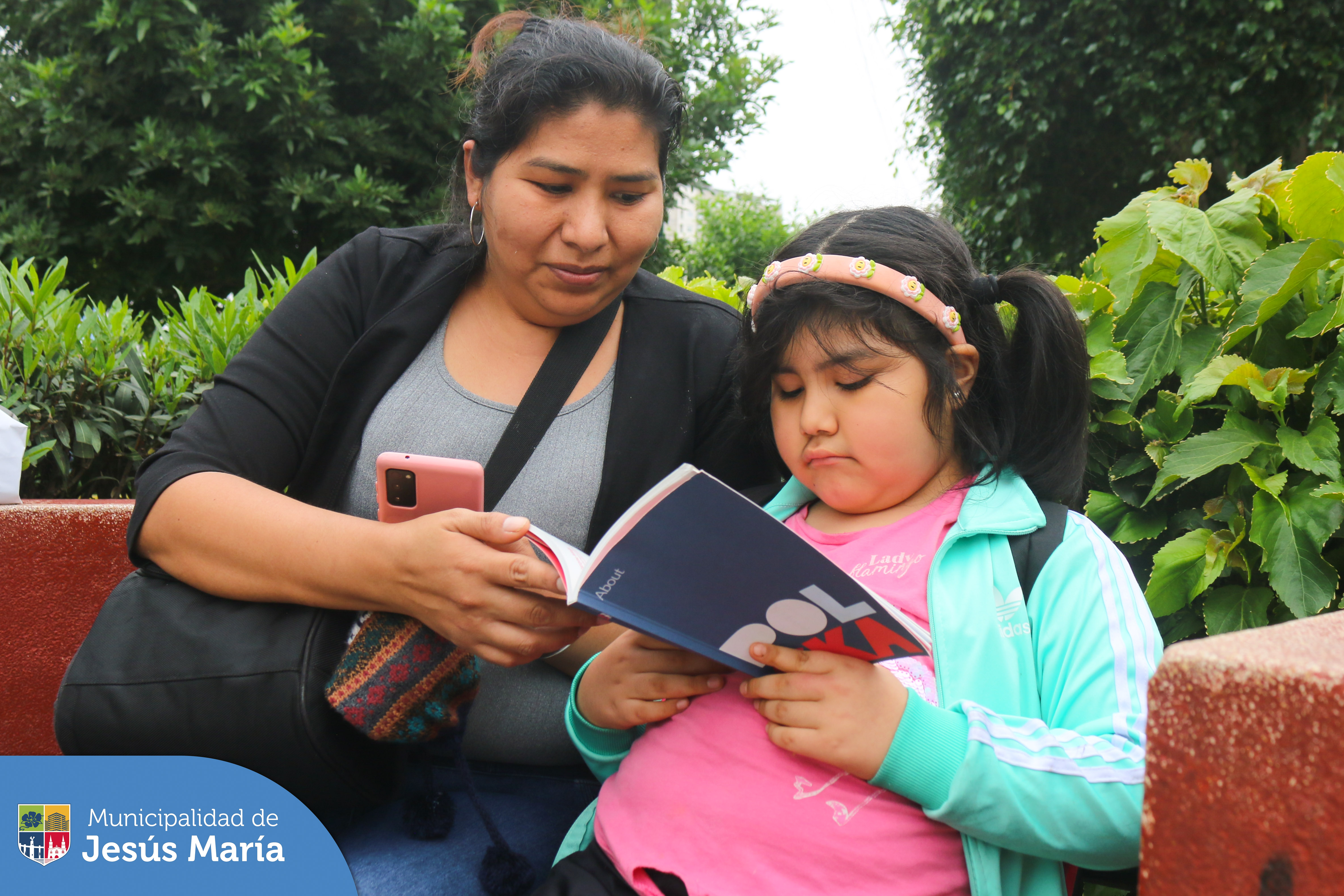 Se realizó el gran lanzamiento del programa 🌳📖 “Lectura en tu Parque”, inicialmente nos encontrarás en la Plaza San José, Parque Huiracocha y Plaza Cáceres.
🌟 ¿En qué consiste? 🌟 Acércate a los parques indicados, podrás tomar un libro de nuestra selección diversa y sumergirte en sus páginas mientras disfrutas del aire fresco. Una vez que hayas terminado de leer, deja el libro en su lugar para que otros vecinos también puedan disfrutarlo. 🎊🤩
¡Muy pronto en todos los parques del distrito! Porque #JesúsMaríaSomosTodos 🙌🏼