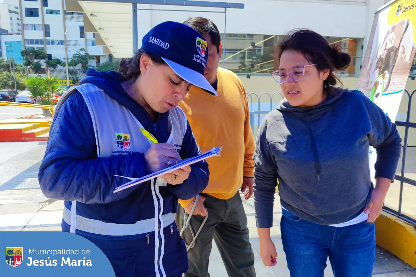 👏🏻 Más mascotitas 🐶😸 fueron atendidas en nuestra campaña veterinaria ✨ gratuita que se realizó en la explanada del 🏙️ Conjunto Residencial San Felipe. Recuerda que nuestras campañas se realizan cada 15 días en diferentes zonas de nuestro distrito y son anunciadas en nuestras 📱 redes sociales y 🌐 página web.
¿Necesitas una cita en nuestra veterinaria? 🐈🐕 Escríbenos a 📧veterinariajm@munijesusmaria.gob.pe
#JesúsMaríaSomosTodos