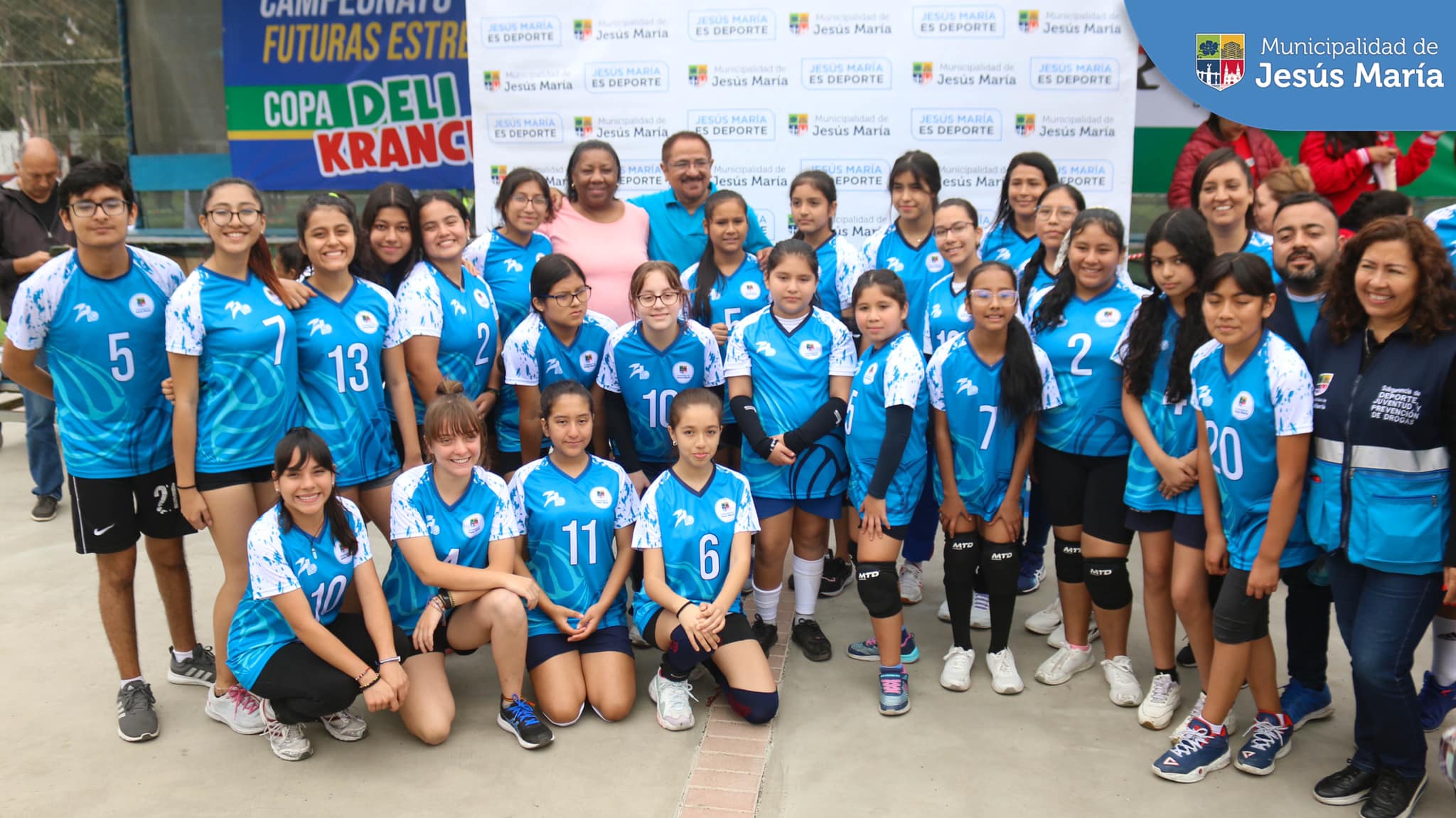 📸 Les compartimos las mejores imágenes de la fecha inicial del gran campeonato 🏐 "Futuras Estrellas del Vóley" 🏐. Más de 80 equipos disputarán la 🏆 Copa Deli Kranch, en juegos simultáneos en las tres canchas del Estadio Micky Rospigliosi del Campo de Marte. Serán cuatro sábados de intensos partidos, hasta el 16 de septiembre.
🙌🏼 ¡Ingreso libre! ¡Únete a nuestra fiesta deportiva para alentar a tus favoritos! 🥳
KNK Noticias #JesúsMaríaSomosTodos