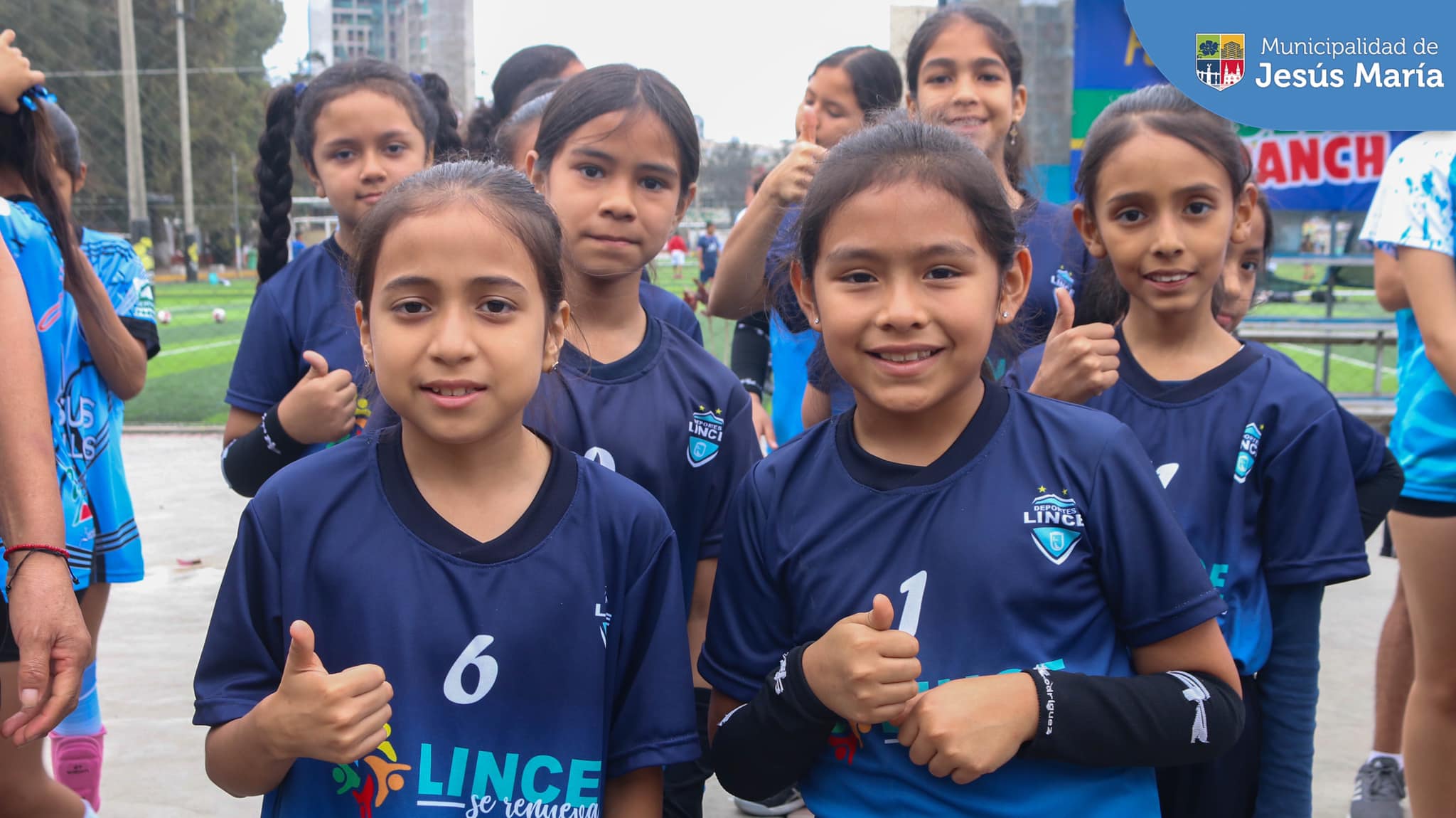 📸 Les compartimos las mejores imágenes de la fecha inicial del gran campeonato 🏐 "Futuras Estrellas del Vóley" 🏐. Más de 80 equipos disputarán la 🏆 Copa Deli Kranch, en juegos simultáneos en las tres canchas del Estadio Micky Rospigliosi del Campo de Marte. Serán cuatro sábados de intensos partidos, hasta el 16 de septiembre.
🙌🏼 ¡Ingreso libre! ¡Únete a nuestra fiesta deportiva para alentar a tus favoritos! 🥳
KNK Noticias #JesúsMaríaSomosTodos