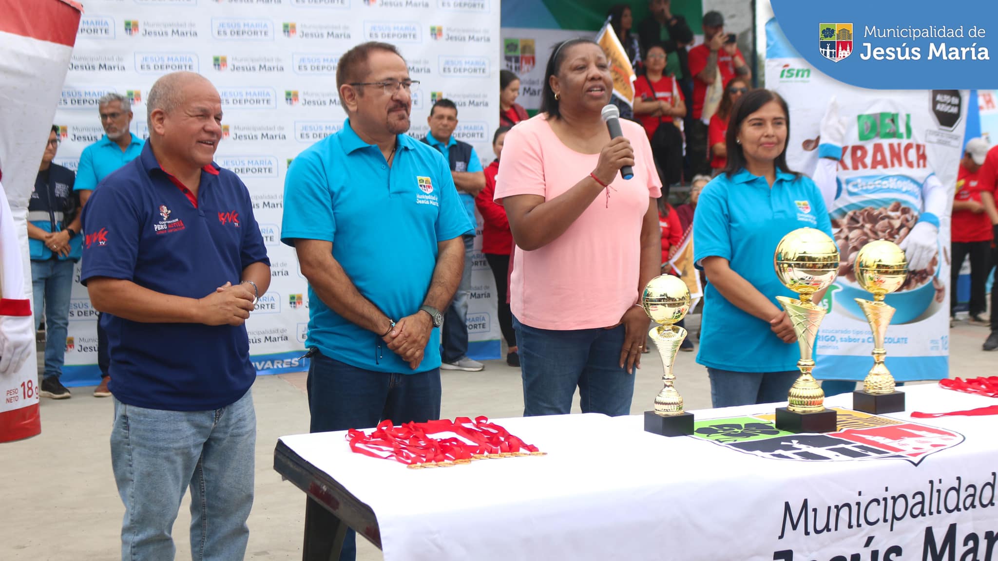 📸 Les compartimos las mejores imágenes de la fecha inicial del gran campeonato 🏐 "Futuras Estrellas del Vóley" 🏐. Más de 80 equipos disputarán la 🏆 Copa Deli Kranch, en juegos simultáneos en las tres canchas del Estadio Micky Rospigliosi del Campo de Marte. Serán cuatro sábados de intensos partidos, hasta el 16 de septiembre.
🙌🏼 ¡Ingreso libre! ¡Únete a nuestra fiesta deportiva para alentar a tus favoritos! 🥳
KNK Noticias #JesúsMaríaSomosTodos