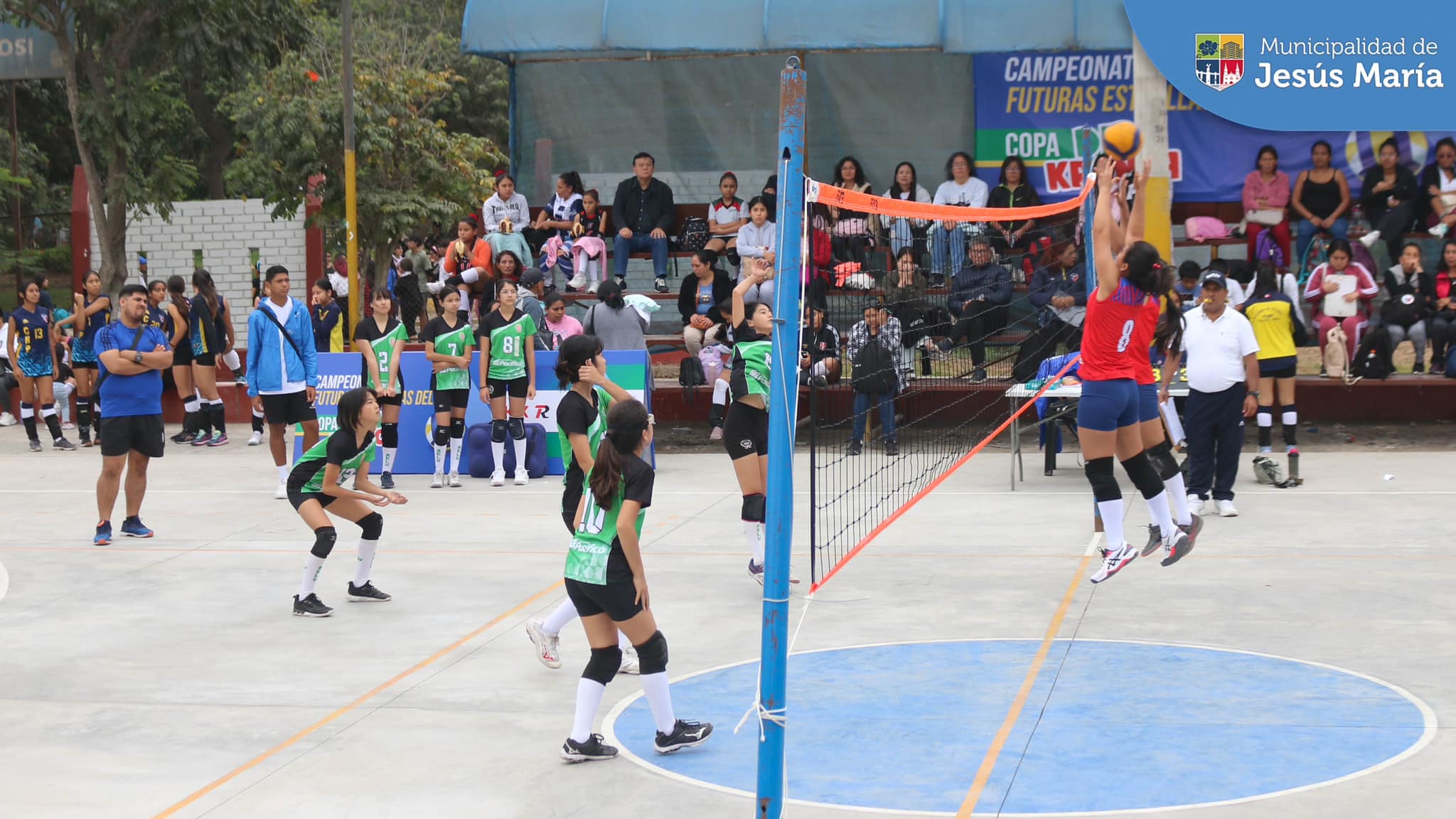 📸 Les compartimos las mejores imágenes de la fecha inicial del gran campeonato 🏐 "Futuras Estrellas del Vóley" 🏐. Más de 80 equipos disputarán la 🏆 Copa Deli Kranch, en juegos simultáneos en las tres canchas del Estadio Micky Rospigliosi del Campo de Marte. Serán cuatro sábados de intensos partidos, hasta el 16 de septiembre.
🙌🏼 ¡Ingreso libre! ¡Únete a nuestra fiesta deportiva para alentar a tus favoritos! 🥳
KNK Noticias #JesúsMaríaSomosTodos