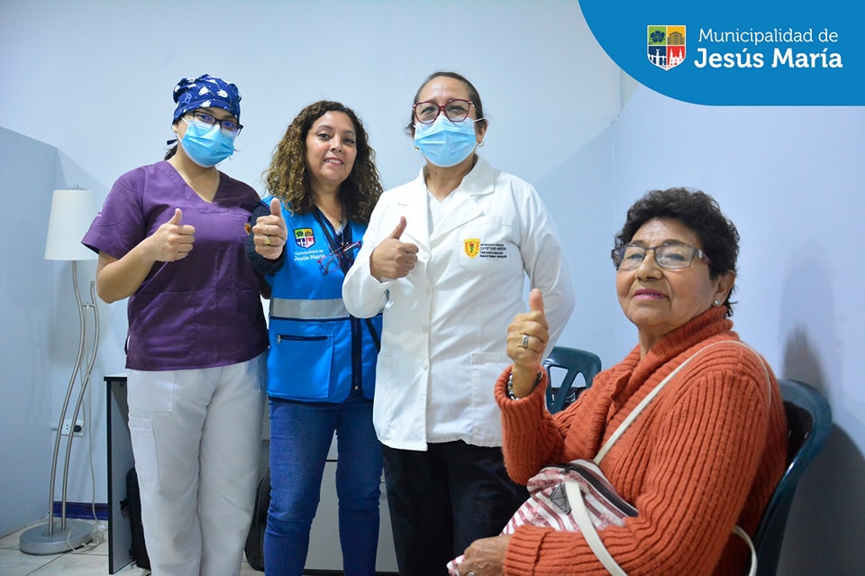En Jesús María seguimos celebrando el #DíaDelAdultoMayor con una campaña de salud bucal. 🦷
💗 Entregamos prótesis dentales gratuitas para los 100 primeros que llegaron a nuestra Casa del Vecino de Jr. Estados Unidos 291 portando su DNI con dirección de Jesús María.
¡Feliz Día Abuelito jesusmariano! 👵🏻👴🏻
#JesúsMaríaSomosTodos