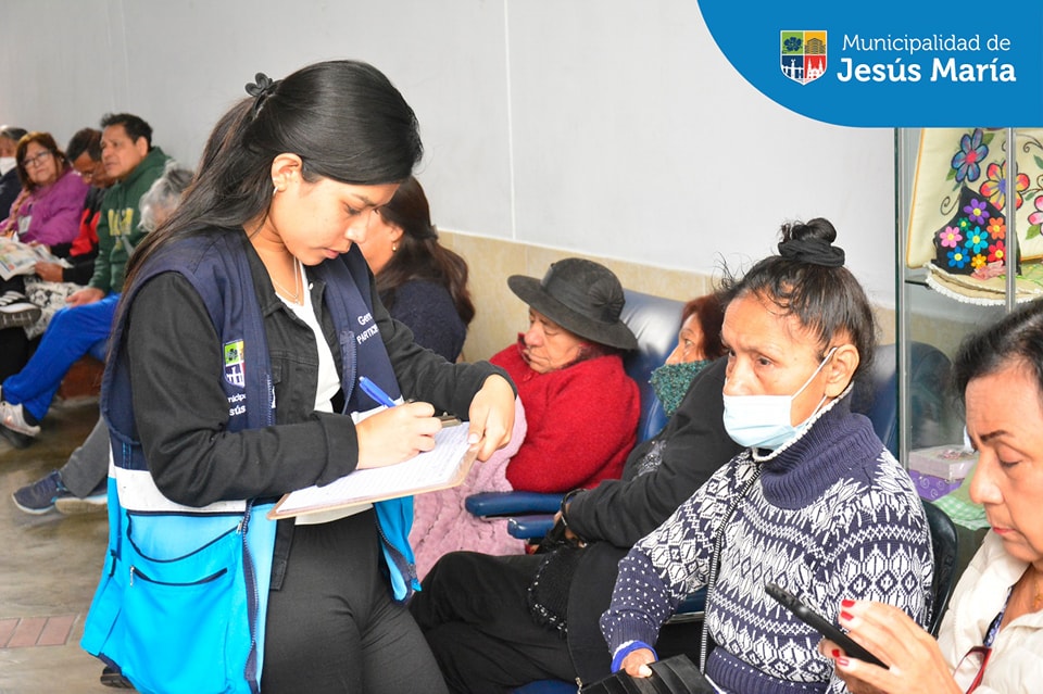 En Jesús María seguimos celebrando el #DíaDelAdultoMayor con una campaña de salud bucal. 🦷
💗 Entregamos prótesis dentales gratuitas para los 100 primeros que llegaron a nuestra Casa del Vecino de Jr. Estados Unidos 291 portando su DNI con dirección de Jesús María.
¡Feliz Día Abuelito jesusmariano! 👵🏻👴🏻
#JesúsMaríaSomosTodos