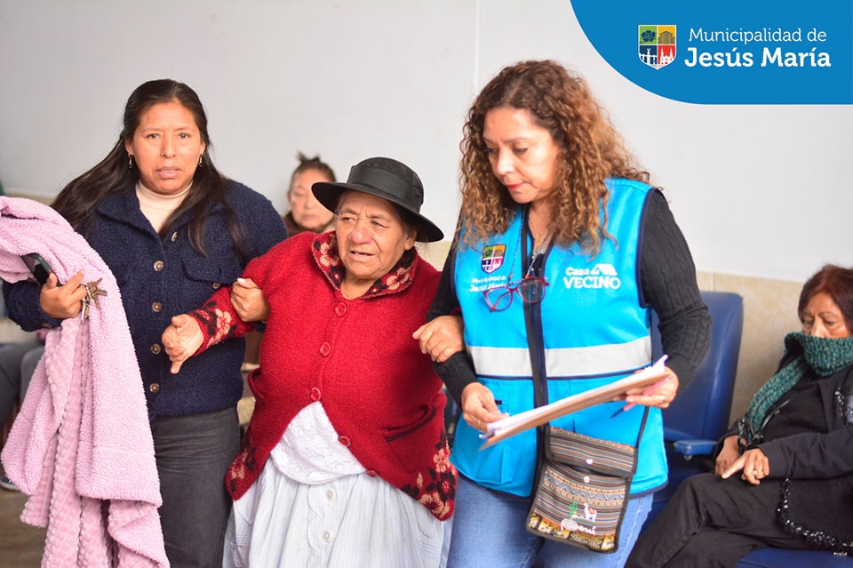 En Jesús María seguimos celebrando el #DíaDelAdultoMayor con una campaña de salud bucal. 🦷
💗 Entregamos prótesis dentales gratuitas para los 100 primeros que llegaron a nuestra Casa del Vecino de Jr. Estados Unidos 291 portando su DNI con dirección de Jesús María.
¡Feliz Día Abuelito jesusmariano! 👵🏻👴🏻
#JesúsMaríaSomosTodos