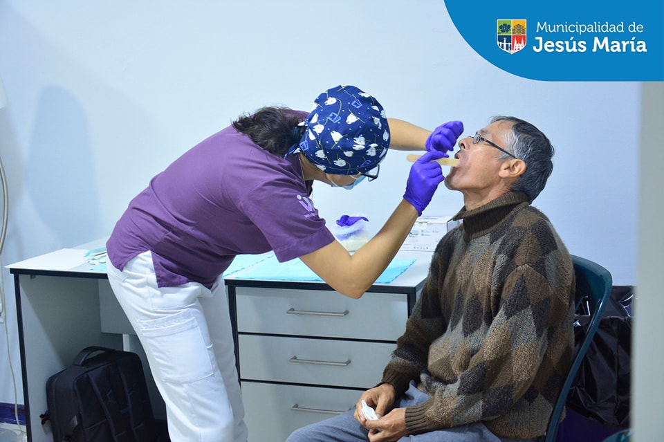 En Jesús María seguimos celebrando el #DíaDelAdultoMayor con una campaña de salud bucal. 🦷
💗 Entregamos prótesis dentales gratuitas para los 100 primeros que llegaron a nuestra Casa del Vecino de Jr. Estados Unidos 291 portando su DNI con dirección de Jesús María.
¡Feliz Día Abuelito jesusmariano! 👵🏻👴🏻
#JesúsMaríaSomosTodos