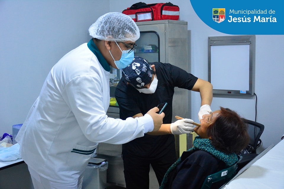 En Jesús María seguimos celebrando el #DíaDelAdultoMayor con una campaña de salud bucal. 🦷
💗 Entregamos prótesis dentales gratuitas para los 100 primeros que llegaron a nuestra Casa del Vecino de Jr. Estados Unidos 291 portando su DNI con dirección de Jesús María.
¡Feliz Día Abuelito jesusmariano! 👵🏻👴🏻
#JesúsMaríaSomosTodos