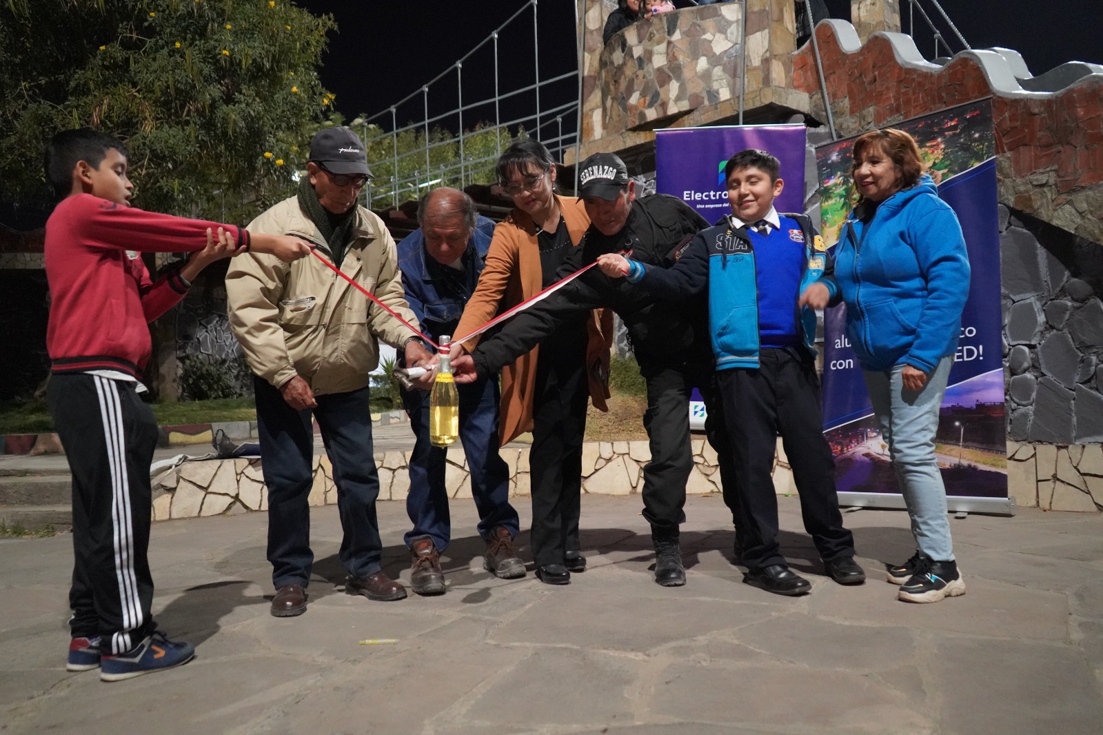 Iluminación LED resalta la belleza del parque de los Puentes Colgantes en El Tambo