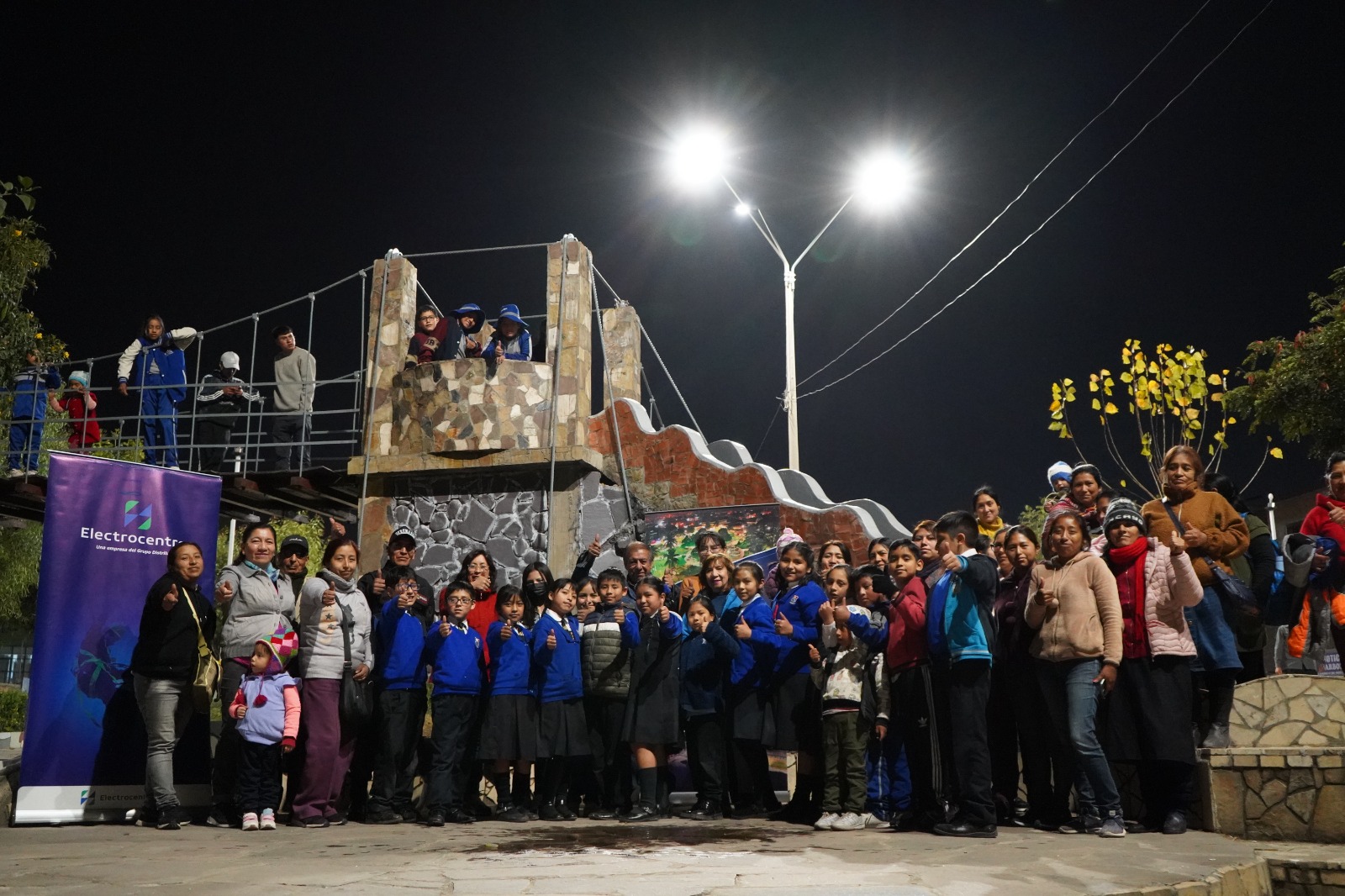 Iluminación LED resalta la belleza del parque de los Puentes Colgantes en El Tambo