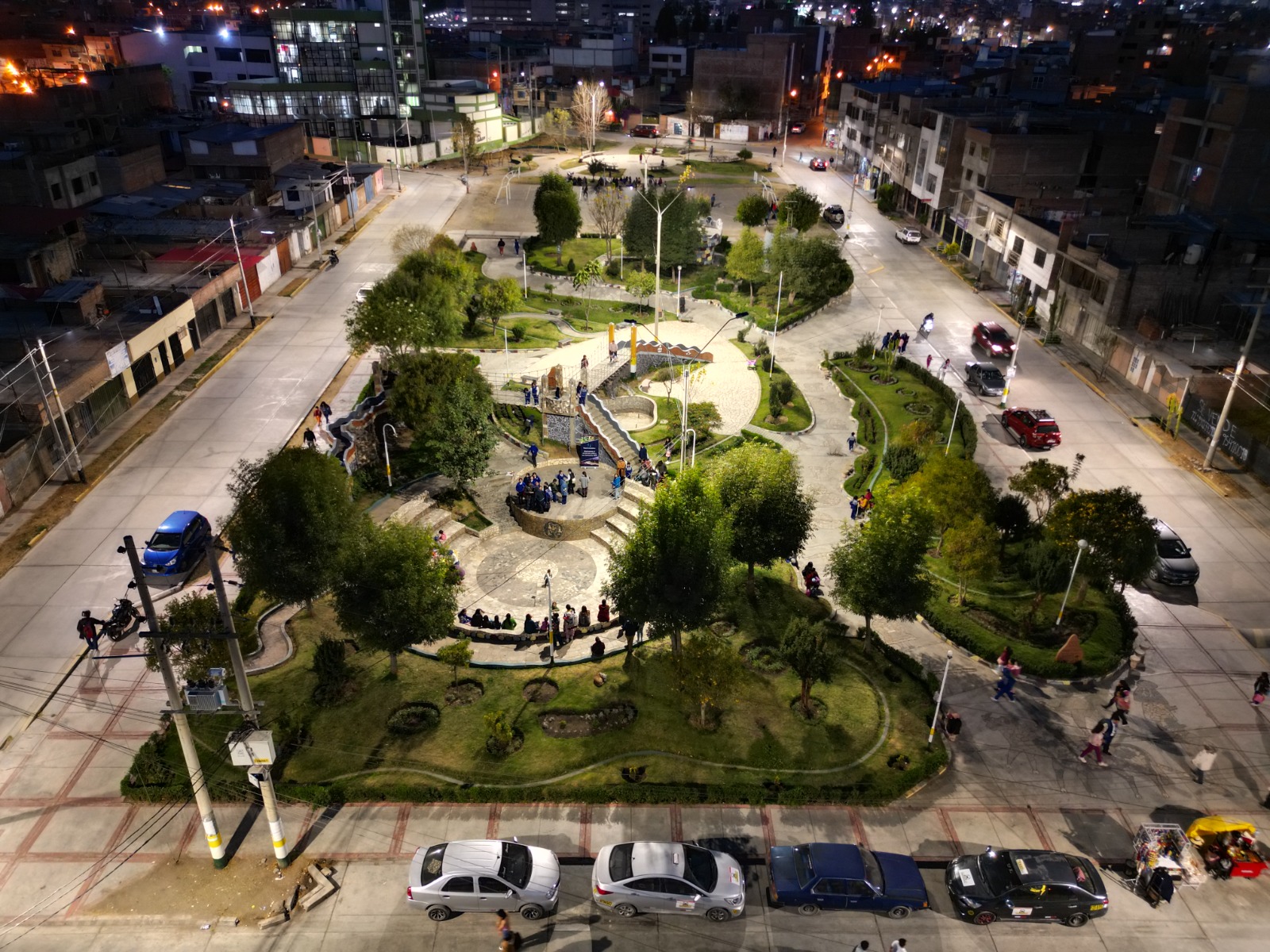 Iluminación LED resalta la belleza del parque de los Puentes Colgantes en El Tambo