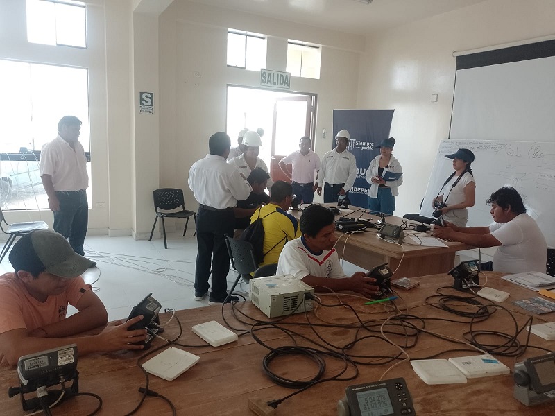 Pescadores son capacitados en manejo de equipos de pesca y navegación