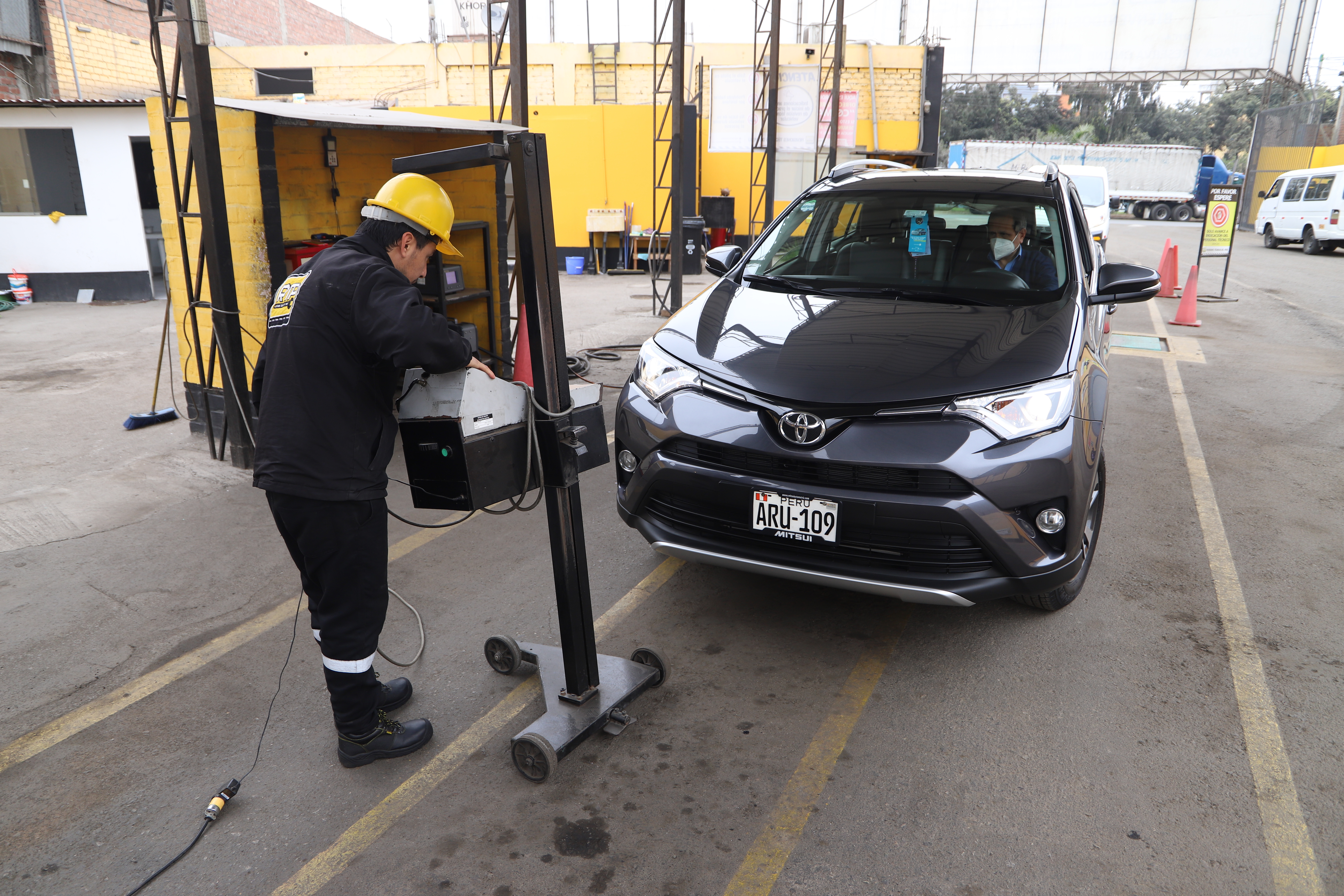 La entidad advierte que conducir un vehículo con certificados de inspección técnica vencidos o emitidos por empresas no autorizadas conlleva una multa de S/2475 e internamiento del vehículo.
