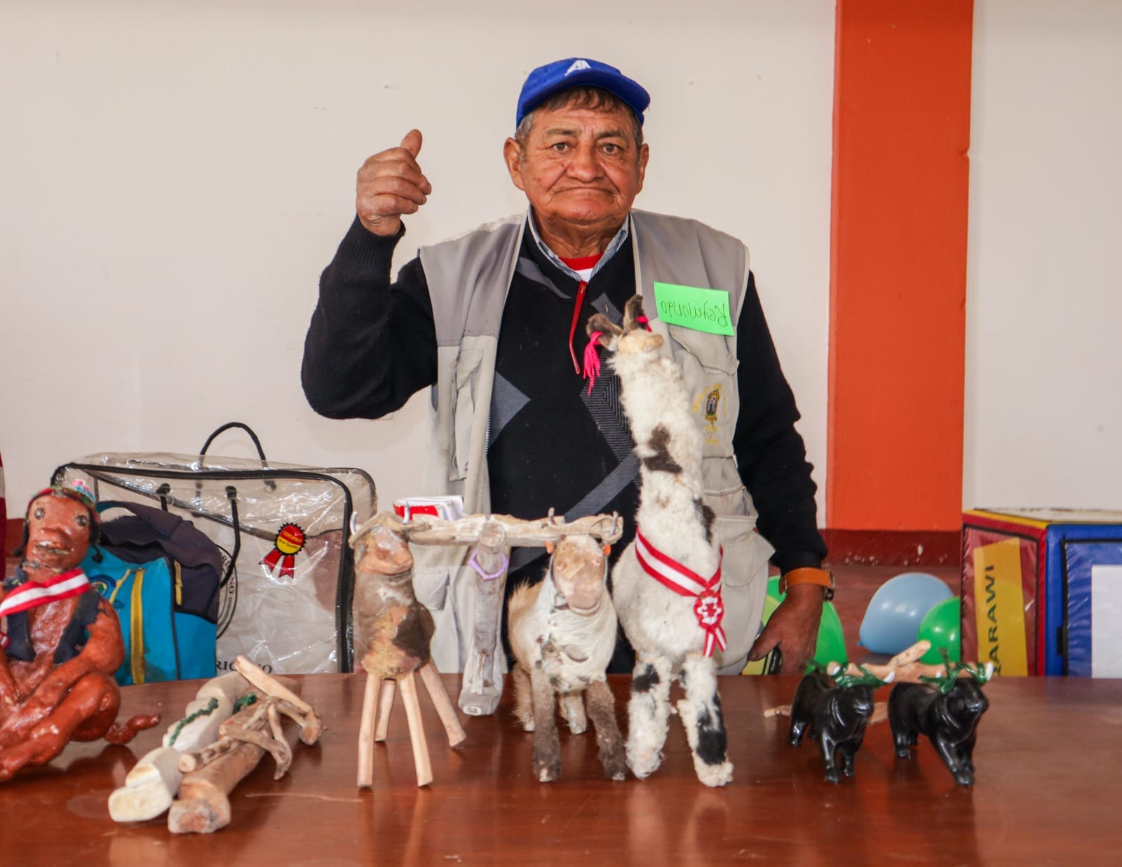 La Municipalidad Distrital de Chiara a través del Centro de Integración del Adulto Mayor - CIAM rindió homenaje a nuestros adultos mayores por su día, realizando diferentes actividades de Saberes Productivos en su etapa "Transmisión Intergeneracional" con la participación activa de los estudiantes de la I.E Coronel Juan Valer Sandoval de Chiara.
Estas actividades permitieron que nuestr@s adultos mayores y los estudiantes interactúen y reflexionen sobre la importancia de VALORAR y RESPETAR la tercera etapa de la vida, sinónimo de experiencia y sabiduría.
¡FELIZ DÍA DEL ADULTO MAYOR! 👵🧓