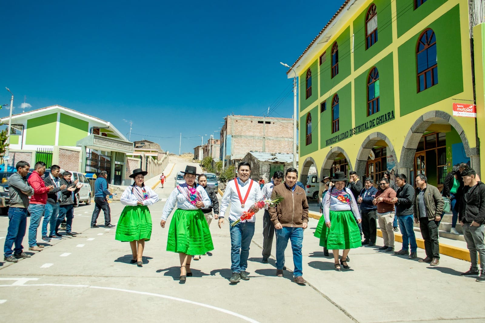 El alcalde distrital de Chiara, Econ. Ulises Bautista y equipo técnico, recibió al congresista de la República del Perú, Alex Flores.
Donde la primera autoridad planteó las principales demandas del distrito como la importancia y la construcción de más qochas para hacer frente a la falta de agua que padece la población y el avance de los proyectos de inversión.
En esta reunión participaron representantes comunales y la I.E Coronel Juan Valer Sandoval, quienes, también, presentaron sus demandas de acuerdo a las funciones del congreso.