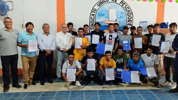 GORE entrega 27 permisos de pesca a Asociación de buzos en Paita
