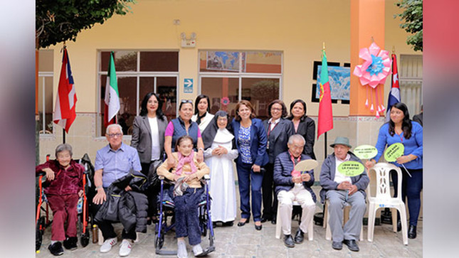 Presidenta de la Superior de Justicia del Callao, Teresa Soto Gordon, junto a una comitiva de juezas y funcionarias llevaron un momento de alegría y apoyo solidario a adultos mayores del Asilo de las Hermanas de los Ancianos Desamparados del Callao.