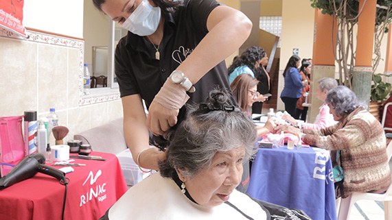 La Corte Superior del Callao llevó atención y corte de cabello a adultos mayores del asilo de ancianos