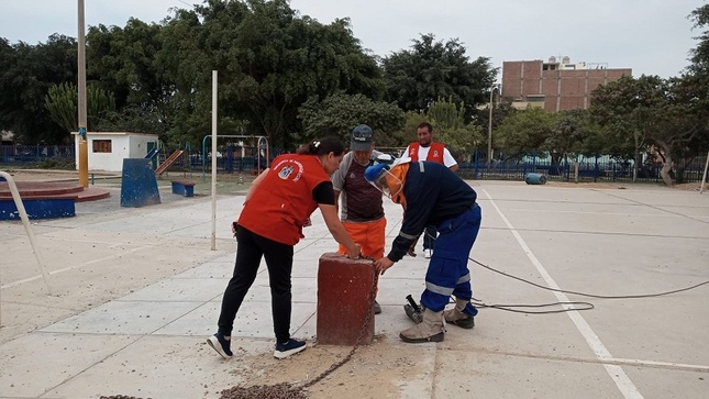 Las cadenas que impedían el uso de las losas deportivas en parques públicos fueron cortadas por personal de la MPT.