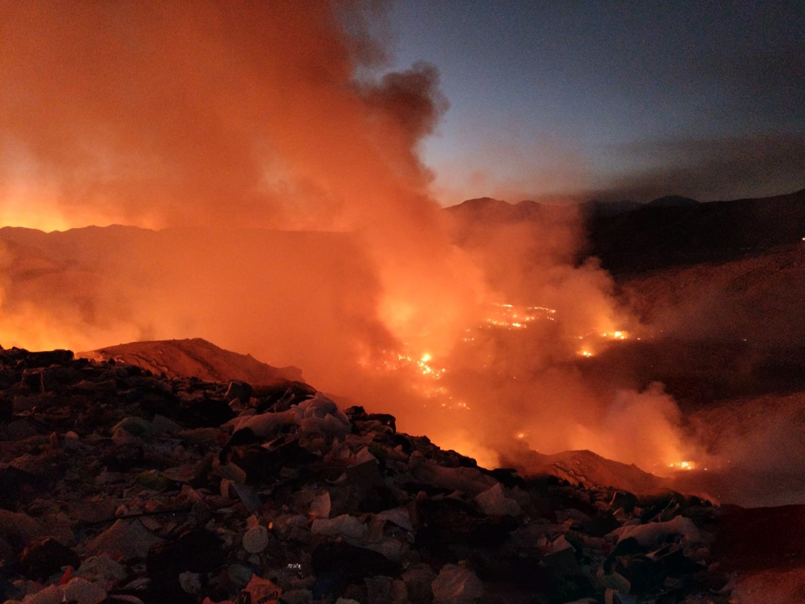 OEFA supervisa incendio en botadero de residuos sólidos en Moquegua