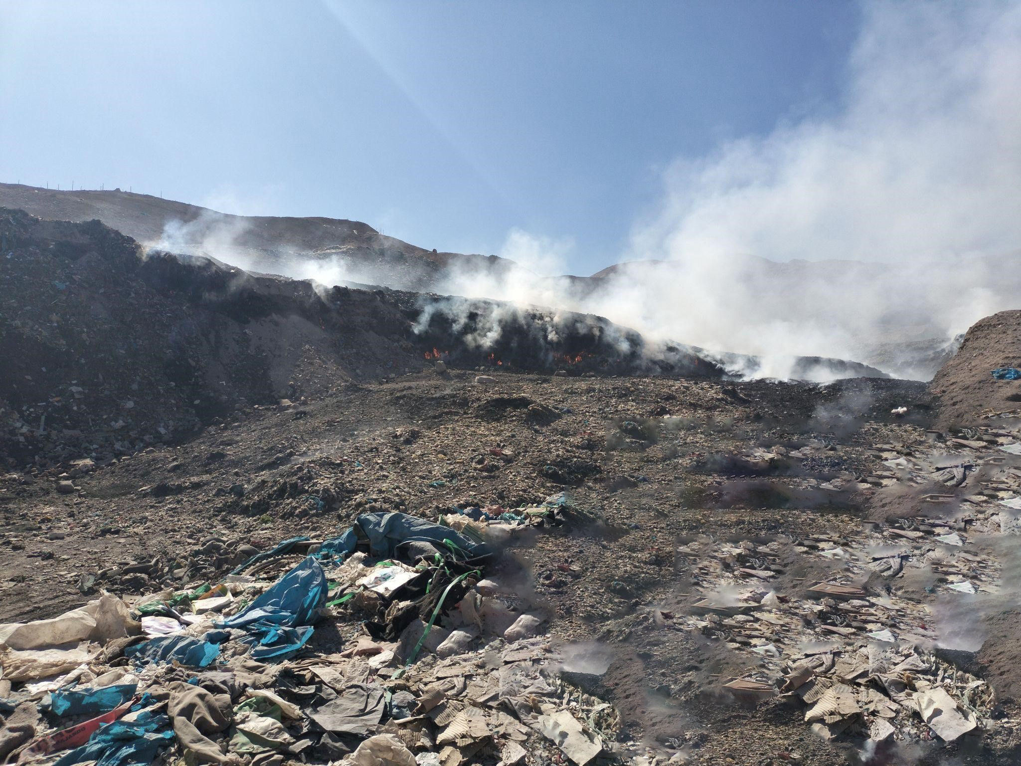 OEFA supervisa incendio en botadero de residuos sólidos en Moquegua