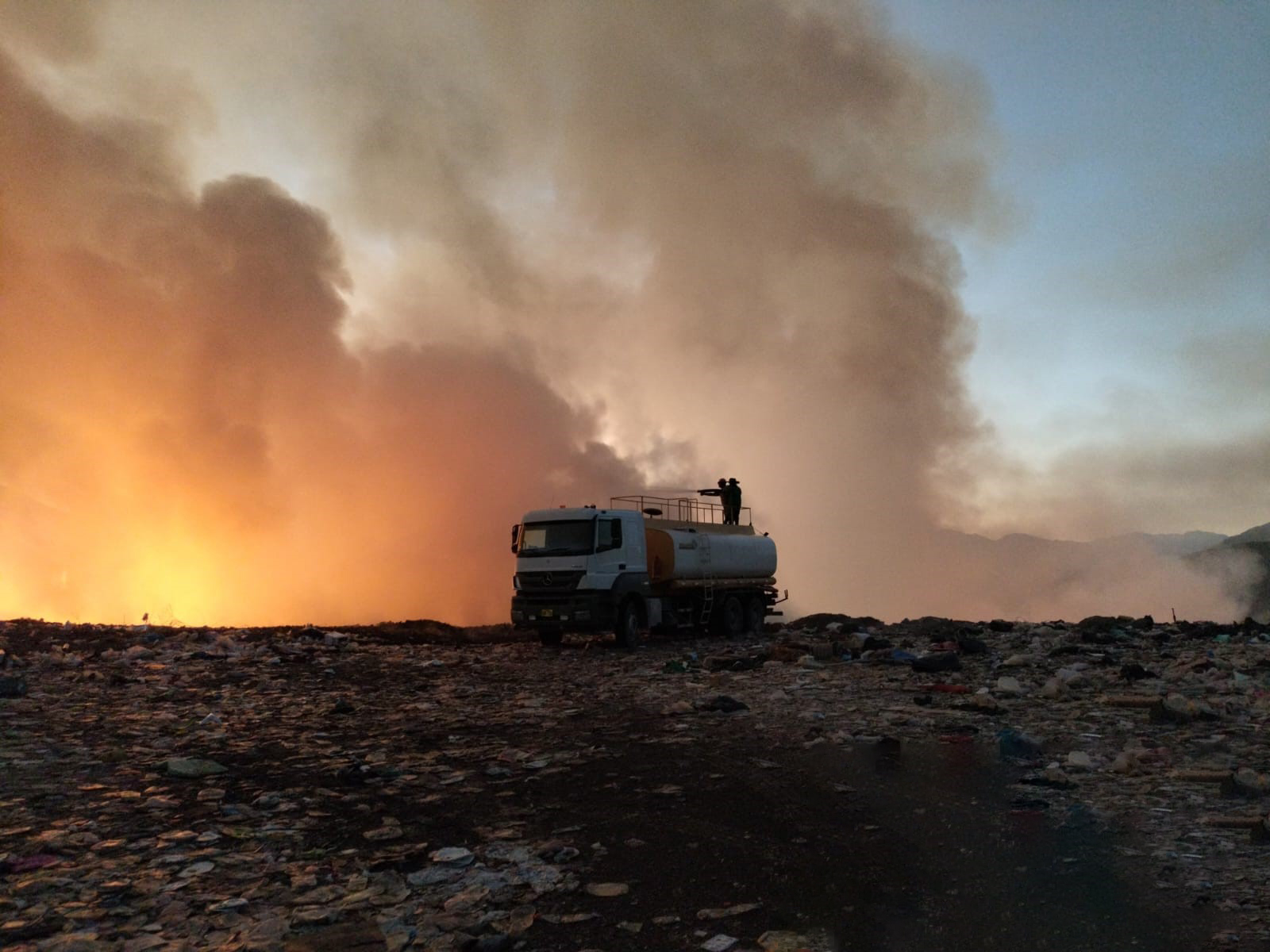 OEFA supervisa incendio en botadero de residuos sólidos en Moquegua