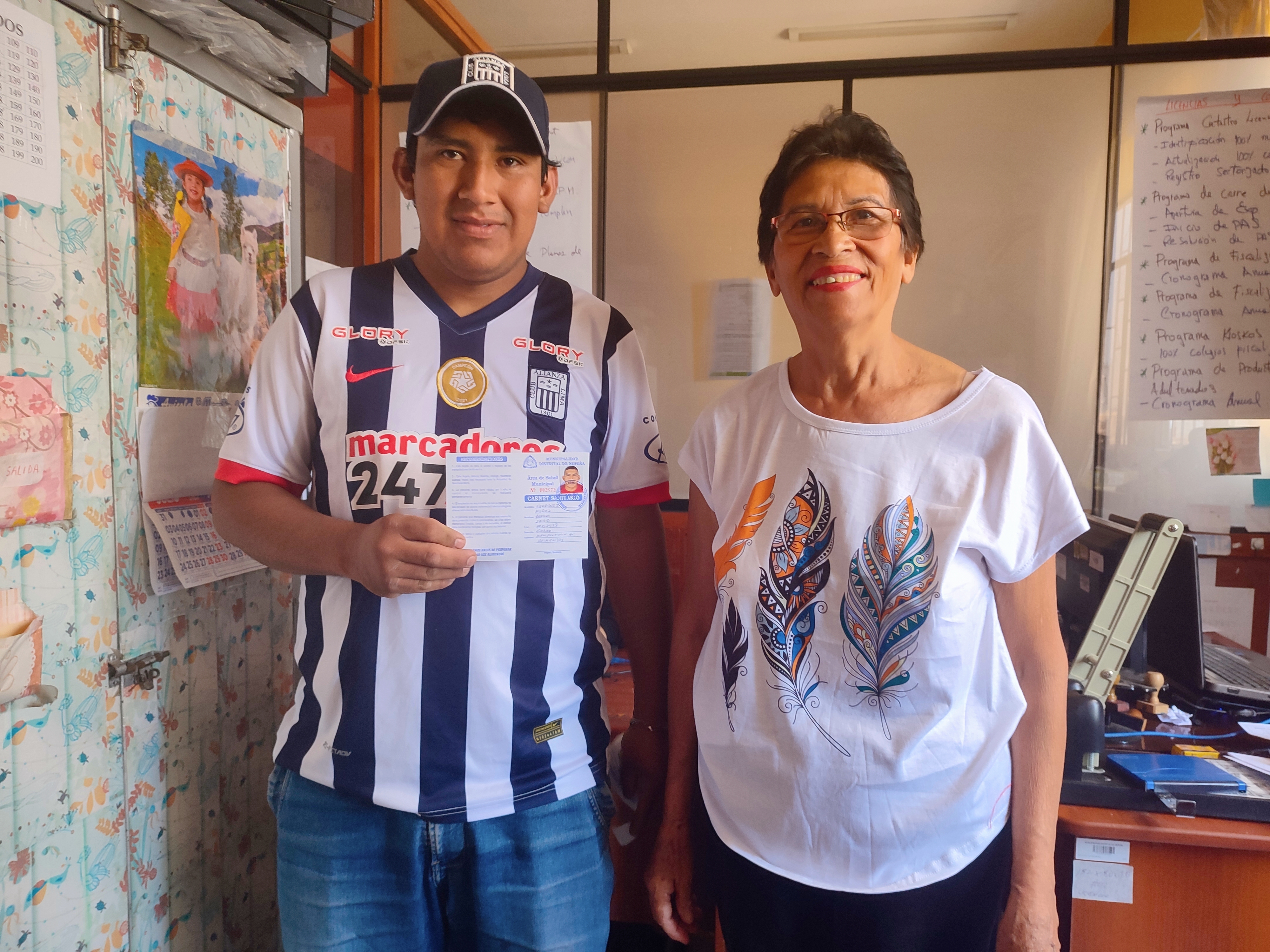 Servidora municipal y ciudadano