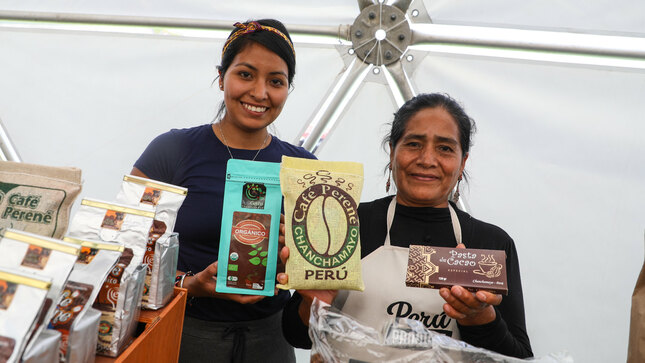 Emprendedoras participando en feria 