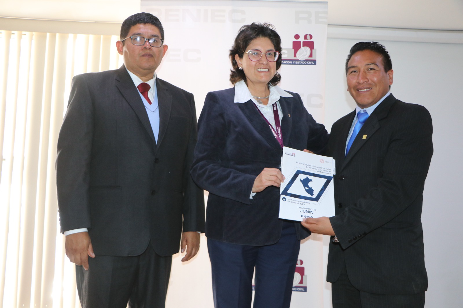 Regidor le entrega diploma de reconocimiento por importante acción