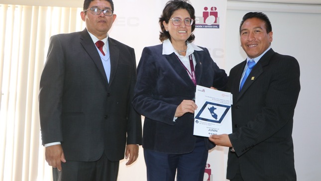 Regidor le entrega diploma de reconocimiento por importante acción