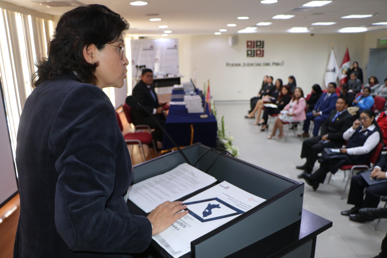 Regidor le entrega diploma de reconocimiento por importante acción