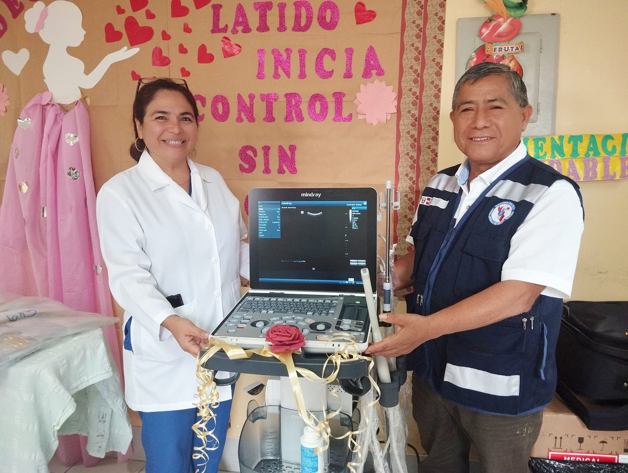 Juan Díaz Amado, entregó un ecógrafo portátil ginecológico 3D, que será para las atenciones en el servicio de Emergencia