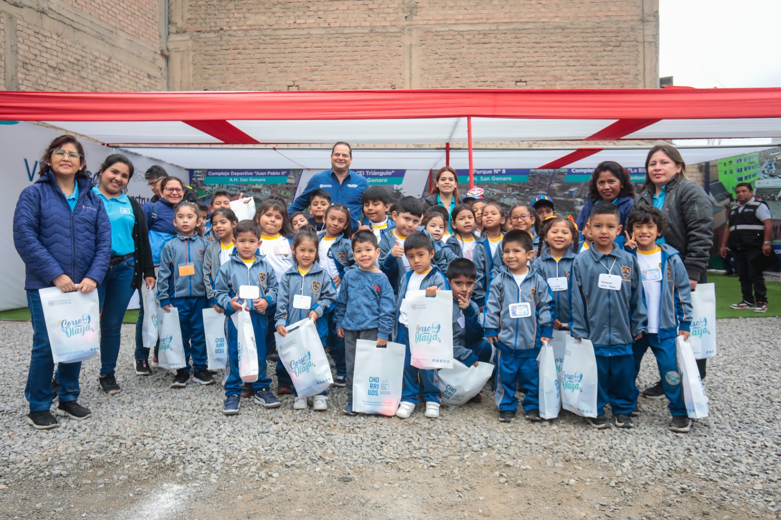 Menores posaron junto al alcalde Fernando Velasco. 