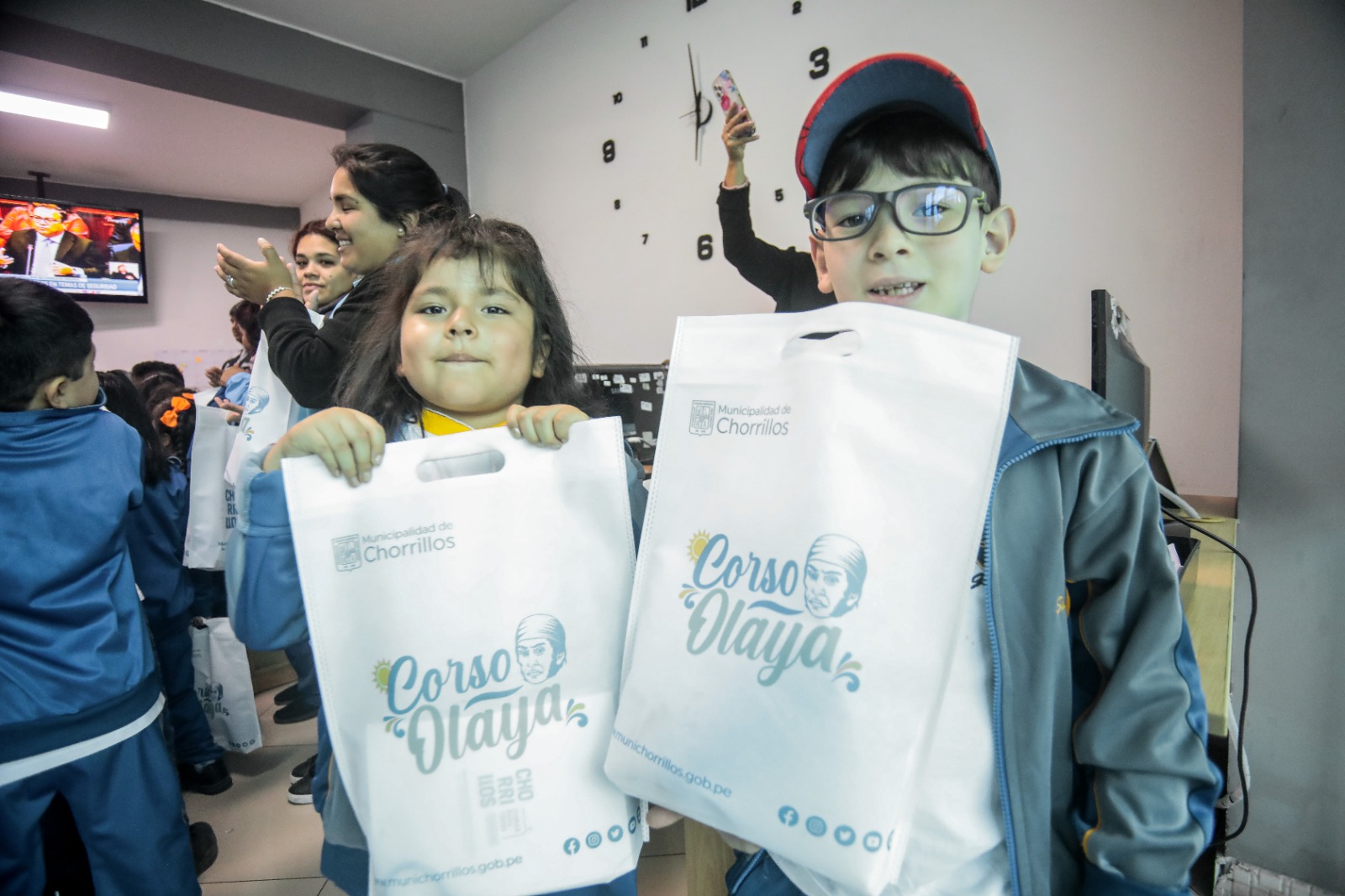 Escolares recibieron merchandising de la Municipalidad y supieron del trabajo.