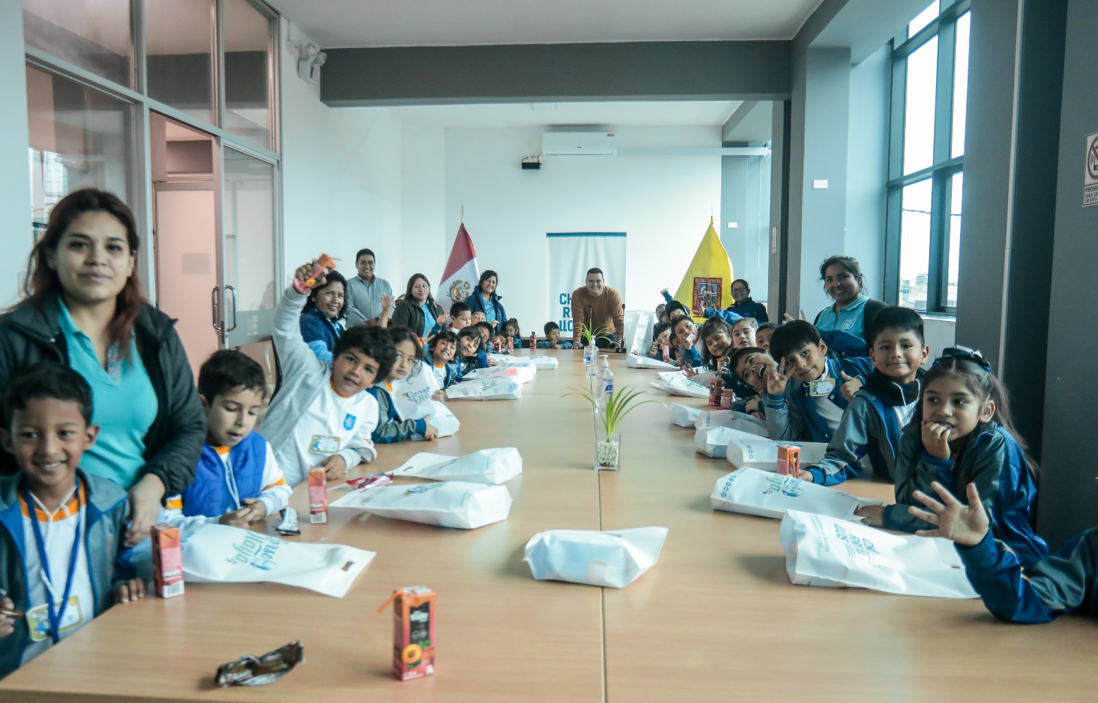 Menores en la Sala de Sesiones de la Municipalidad de Chorrillos.