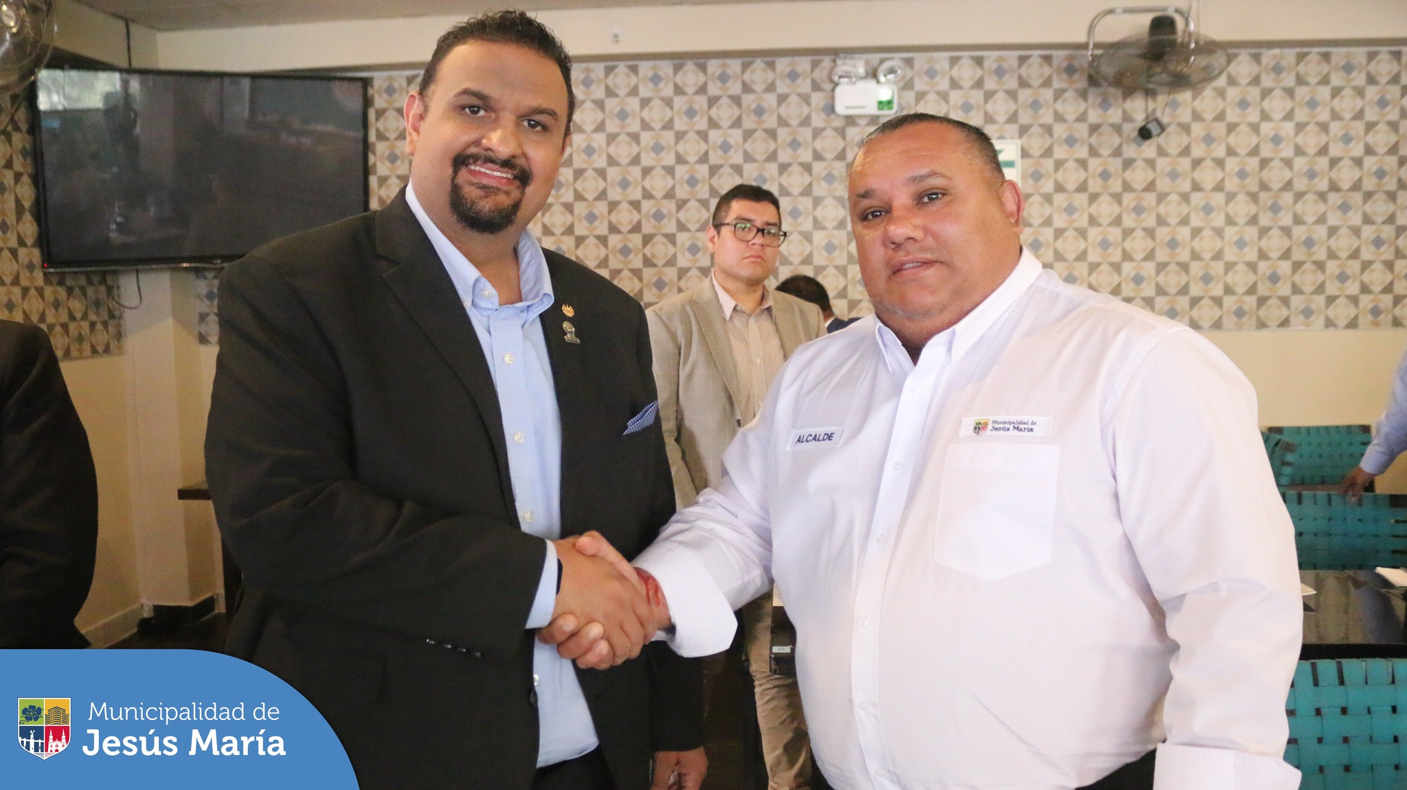 El alcalde de la Municipalidad de Jesús María, Jesús Gálvez Olivares, organizó la mesa de trabajo para intercambiar estrategias de Seguridad Ciudadana en base al denominado PLAN BUKELE.
Esta actividad se realizó junto con los lideres de la Municipalidad de Santa Ana, República del El Salvador Gustavo Acevedo, y la Municipalidad Cantón de Tulcán, República del Ecuador Andrés Ruano Paredes.
#JesúsMaríaSomosTodos