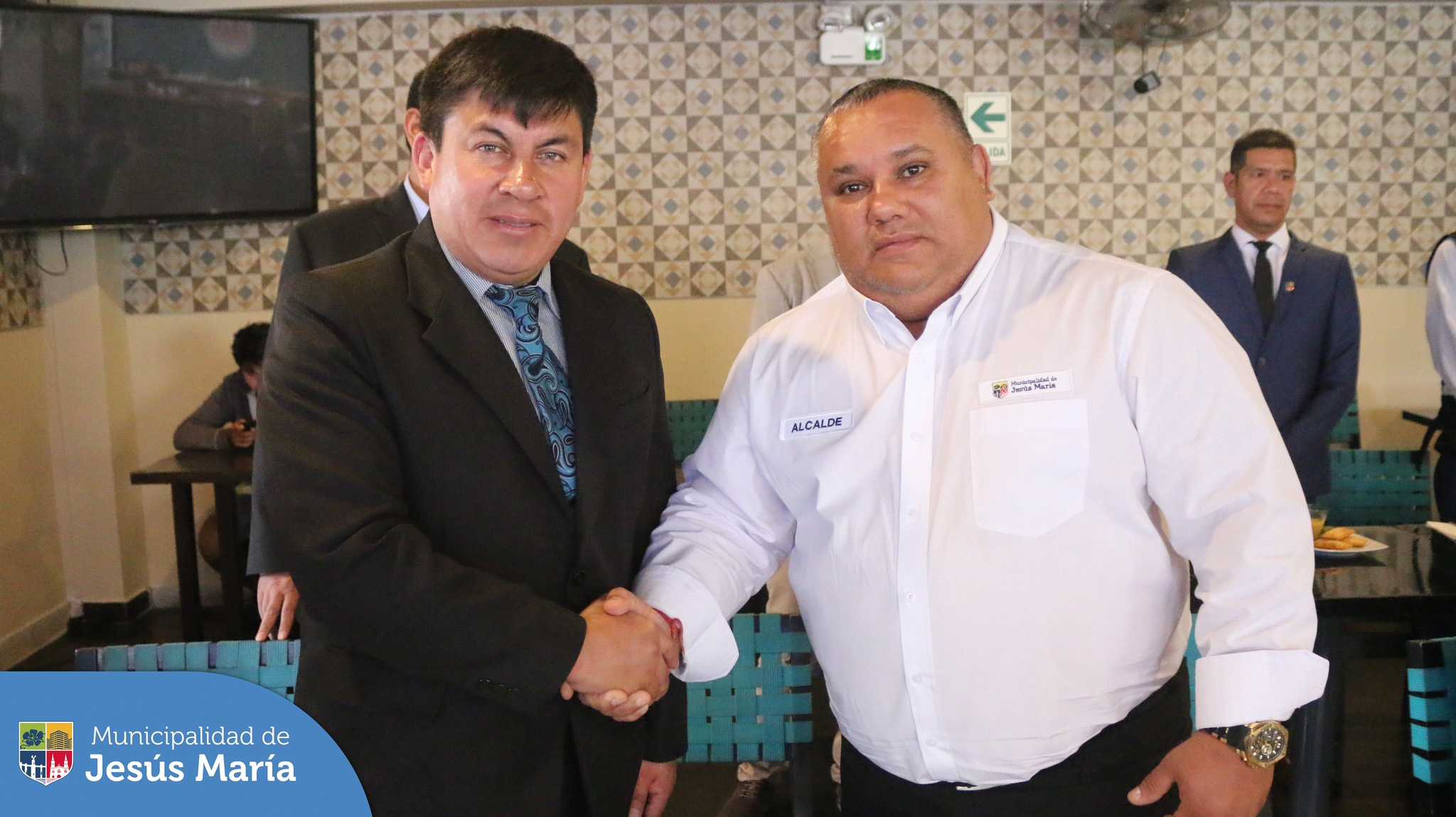 El alcalde de la Municipalidad de Jesús María, Jesús Gálvez Olivares, organizó la mesa de trabajo para intercambiar estrategias de Seguridad Ciudadana en base al denominado PLAN BUKELE.
Esta actividad se realizó junto con los lideres de la Municipalidad de Santa Ana, República del El Salvador Gustavo Acevedo, y la Municipalidad Cantón de Tulcán, República del Ecuador Andrés Ruano Paredes.
#JesúsMaríaSomosTodos