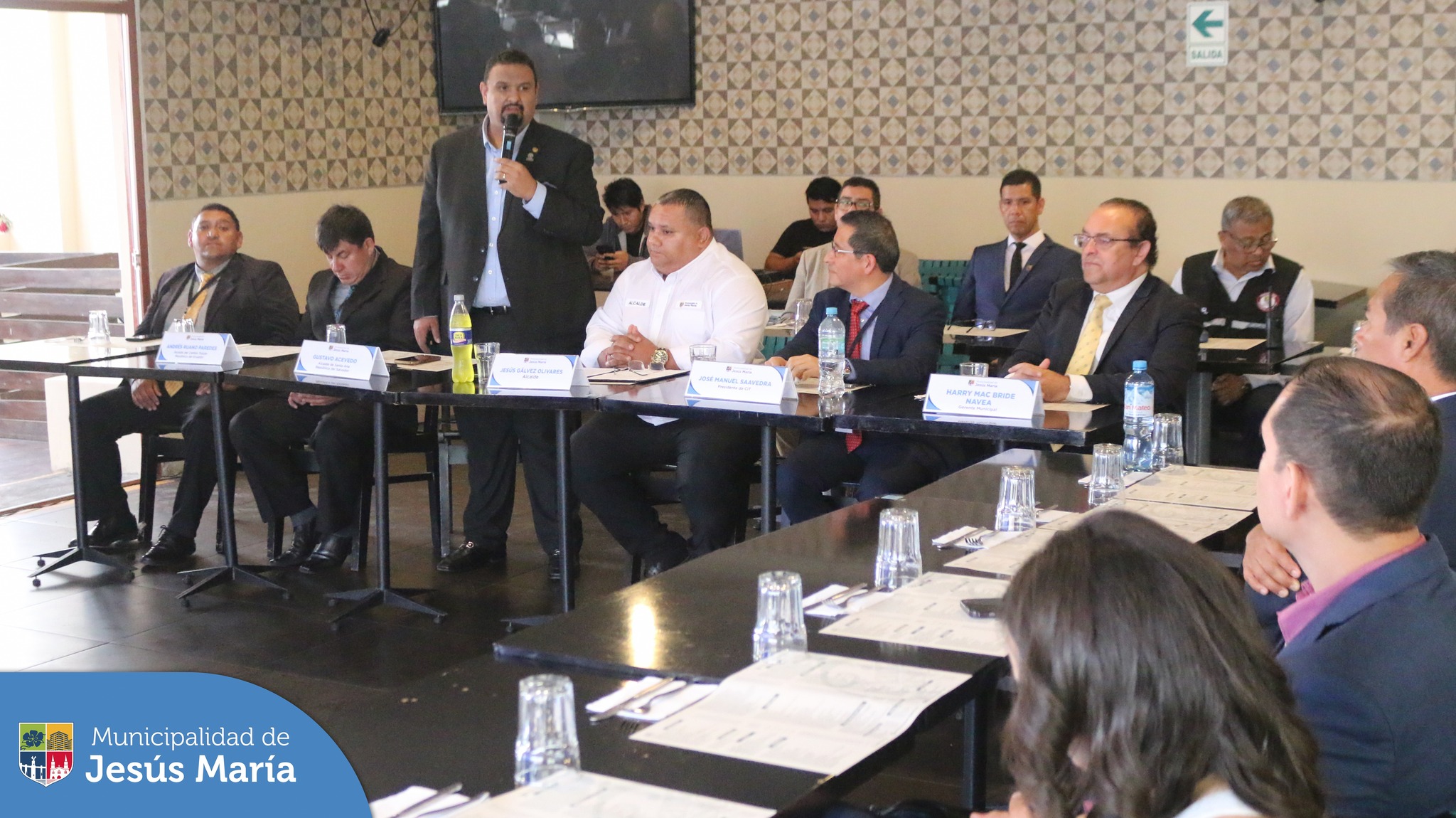 El alcalde de la Municipalidad de Jesús María, Jesús Gálvez Olivares, organizó la mesa de trabajo para intercambiar estrategias de Seguridad Ciudadana en base al denominado PLAN BUKELE.
Esta actividad se realizó junto con los lideres de la Municipalidad de Santa Ana, República del El Salvador Gustavo Acevedo, y la Municipalidad Cantón de Tulcán, República del Ecuador Andrés Ruano Paredes.
#JesúsMaríaSomosTodos