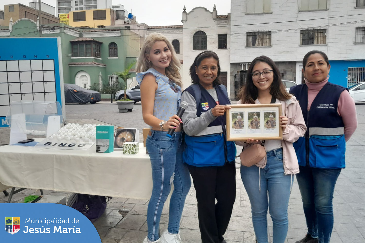 🎉Los vecinos jesusmarianos se divirtieron jugando en el gran Bingo Familiar Municipal 🎉 en nuestra Plaza San José. Ellos pasaron una tarde compartiendo risas y premios.
Porque en #JesúsMaríaSomosTodos