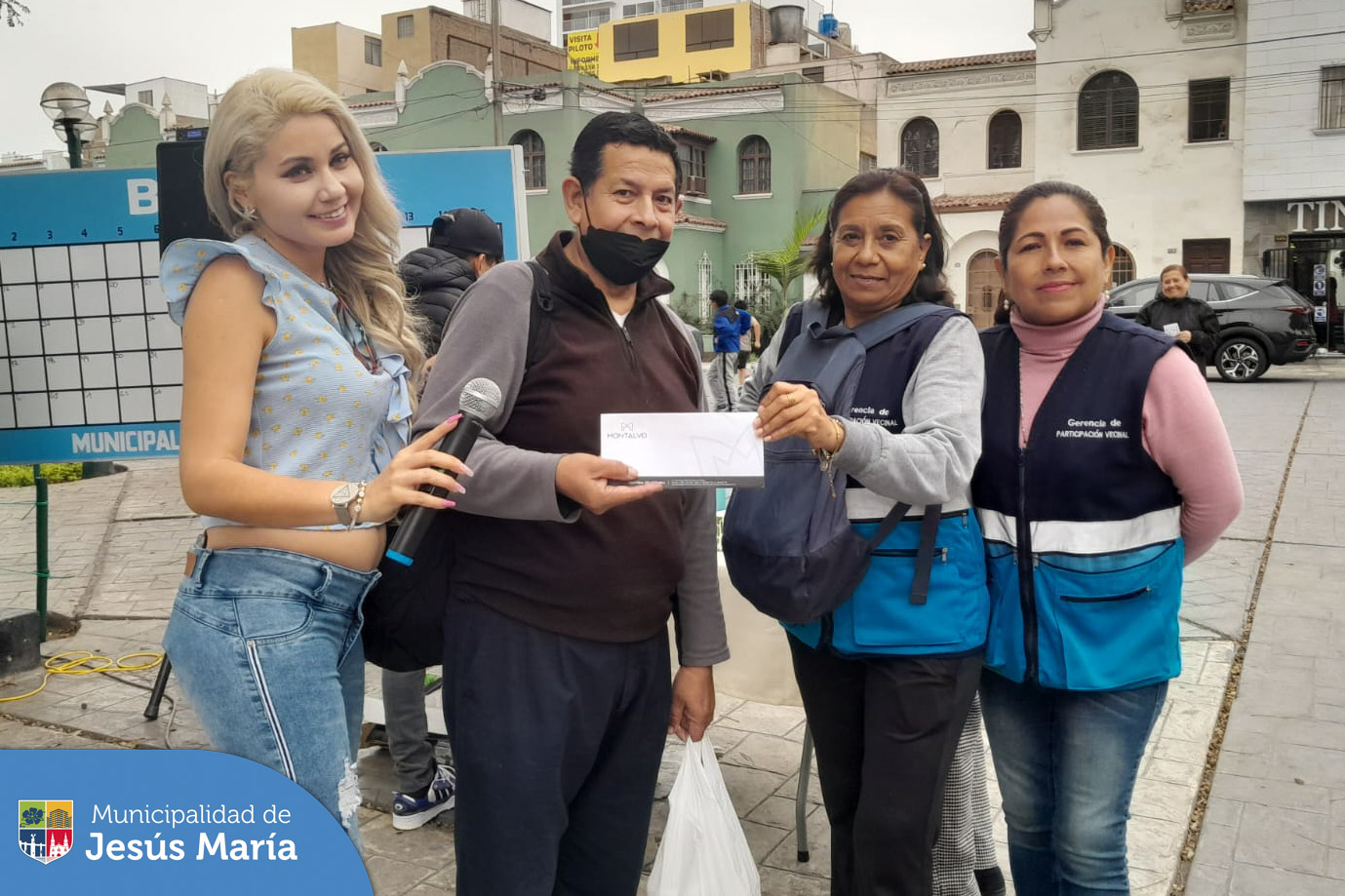 🎉Los vecinos jesusmarianos se divirtieron jugando en el gran Bingo Familiar Municipal 🎉 en nuestra Plaza San José. Ellos pasaron una tarde compartiendo risas y premios.
Porque en #JesúsMaríaSomosTodos