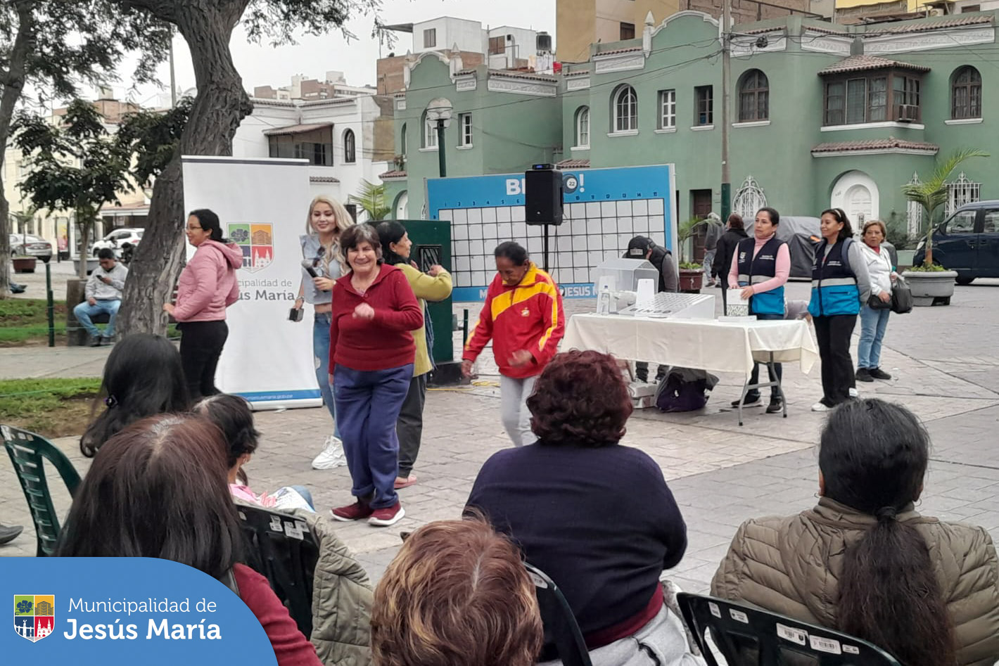 🎉Los vecinos jesusmarianos se divirtieron jugando en el gran Bingo Familiar Municipal 🎉 en nuestra Plaza San José. Ellos pasaron una tarde compartiendo risas y premios.
Porque en #JesúsMaríaSomosTodos
