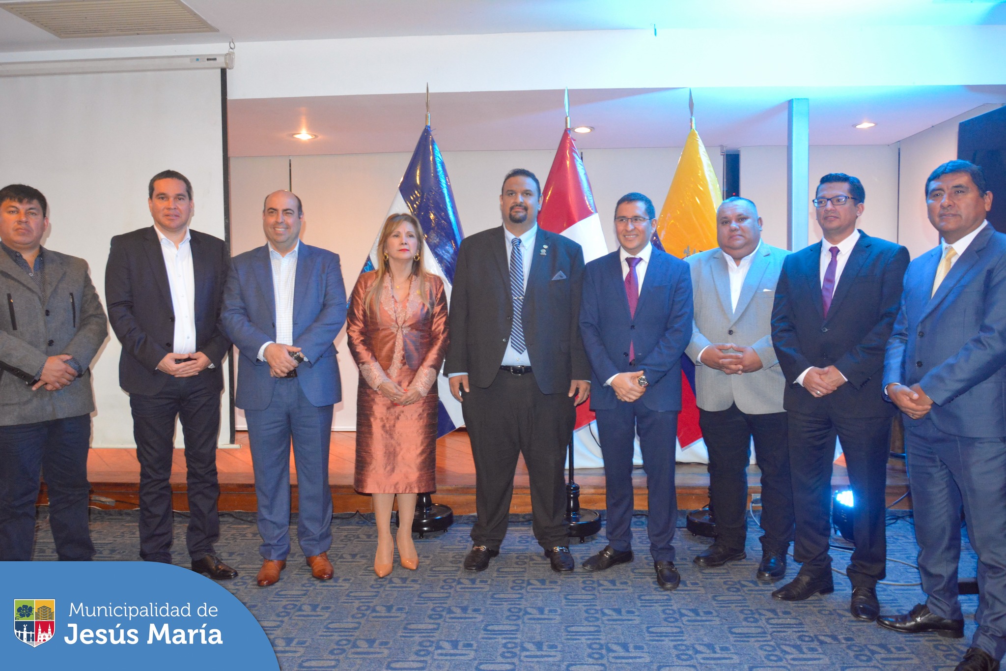 Nuestro alcalde, Jesús Gálvez Olivares, participó en la ceremonia de lanzamiento de la X Misión Internacional de Ciudades Seguras en base al denominado Plan Bukele, con el objetivo de intercambiar estrategias en la lucha contra la criminalidad 👮🏻♀️. En este importante encuentro se le entregó un reconocimiento a nuestro alcalde por su destacada labor en materia de seguridad ciudadana.
Esta ceremonia se realizó junto con los lideres de la Municipalidad de Santa Ana, República del El Salvador Gustavo Acevedo, y la Municipalidad Cantón de Tulcán, República del Ecuador Andrés Ruano Paredes, además de la participación de distintas autoridades distritales. 🫱🏻🫲🏼
#JesúsMaríaSomosTodos