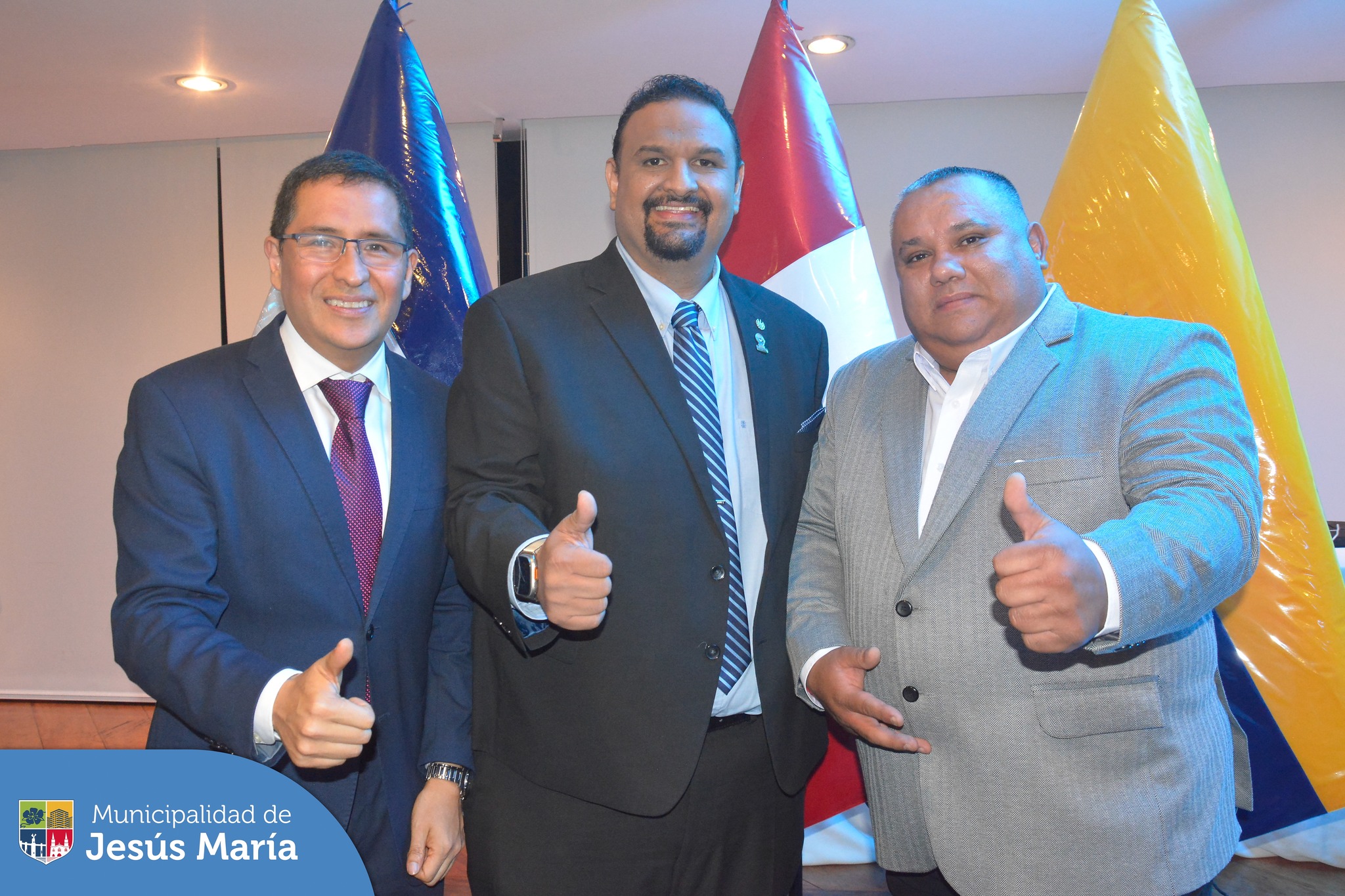 Nuestro alcalde, Jesús Gálvez Olivares, participó en la ceremonia de lanzamiento de la X Misión Internacional de Ciudades Seguras en base al denominado Plan Bukele, con el objetivo de intercambiar estrategias en la lucha contra la criminalidad 👮🏻♀️. En este importante encuentro se le entregó un reconocimiento a nuestro alcalde por su destacada labor en materia de seguridad ciudadana.
Esta ceremonia se realizó junto con los lideres de la Municipalidad de Santa Ana, República del El Salvador Gustavo Acevedo, y la Municipalidad Cantón de Tulcán, República del Ecuador Andrés Ruano Paredes, además de la participación de distintas autoridades distritales. 🫱🏻🫲🏼
#JesúsMaríaSomosTodos