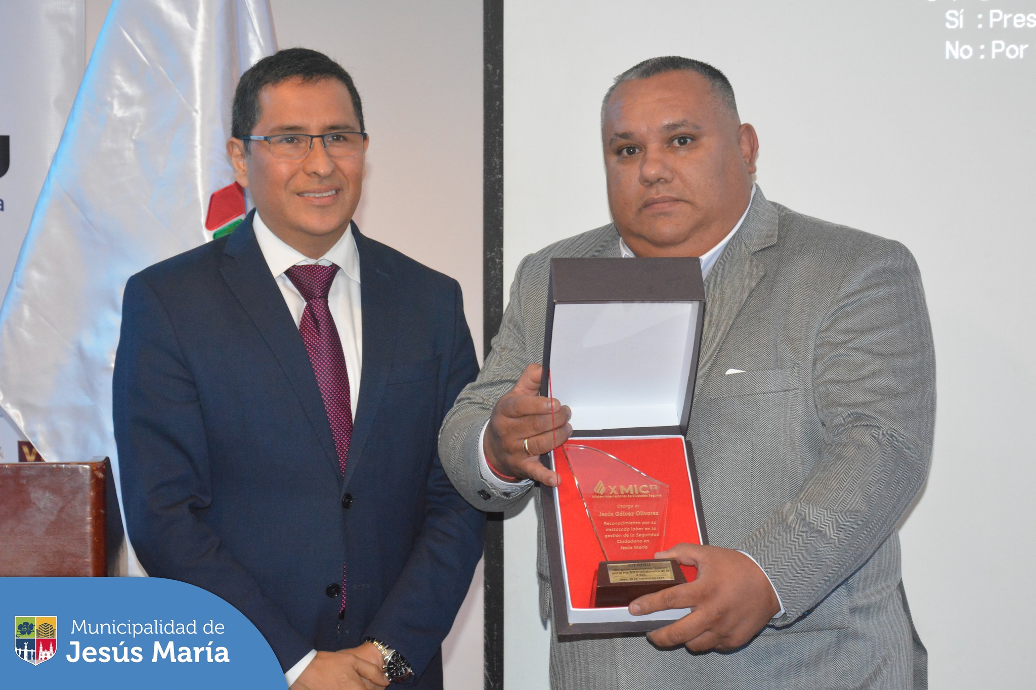 Nuestro alcalde, Jesús Gálvez Olivares, participó en la ceremonia de lanzamiento de la X Misión Internacional de Ciudades Seguras en base al denominado Plan Bukele, con el objetivo de intercambiar estrategias en la lucha contra la criminalidad 👮🏻♀️. En este importante encuentro se le entregó un reconocimiento a nuestro alcalde por su destacada labor en materia de seguridad ciudadana.
Esta ceremonia se realizó junto con los lideres de la Municipalidad de Santa Ana, República del El Salvador Gustavo Acevedo, y la Municipalidad Cantón de Tulcán, República del Ecuador Andrés Ruano Paredes, además de la participación de distintas autoridades distritales. 🫱🏻🫲🏼
#JesúsMaríaSomosTodos