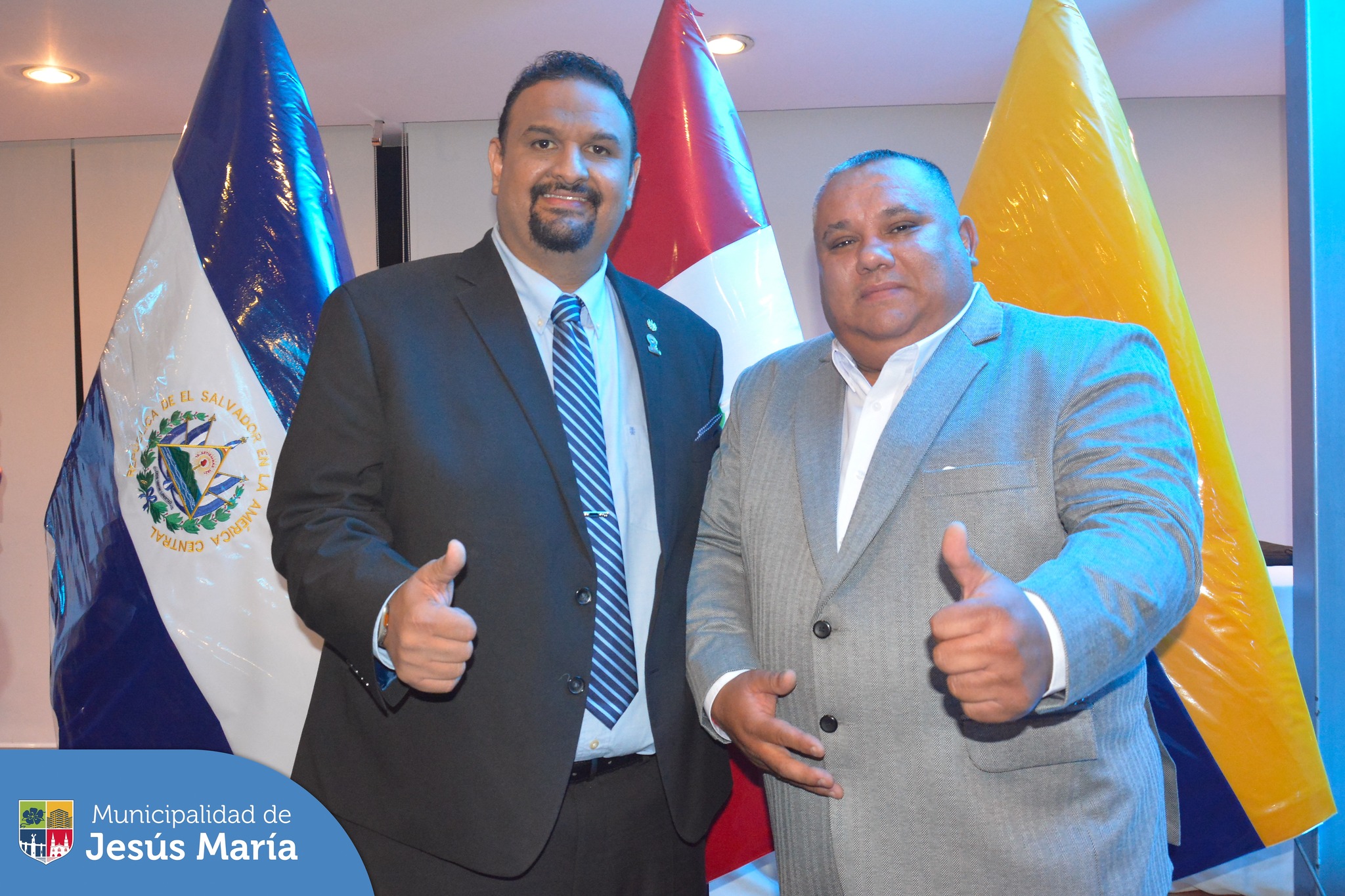 Nuestro alcalde, Jesús Gálvez Olivares, participó en la ceremonia de lanzamiento de la X Misión Internacional de Ciudades Seguras en base al denominado Plan Bukele, con el objetivo de intercambiar estrategias en la lucha contra la criminalidad 👮🏻♀️. En este importante encuentro se le entregó un reconocimiento a nuestro alcalde por su destacada labor en materia de seguridad ciudadana.
Esta ceremonia se realizó junto con los lideres de la Municipalidad de Santa Ana, República del El Salvador Gustavo Acevedo, y la Municipalidad Cantón de Tulcán, República del Ecuador Andrés Ruano Paredes, además de la participación de distintas autoridades distritales. 🫱🏻🫲🏼
#JesúsMaríaSomosTodos