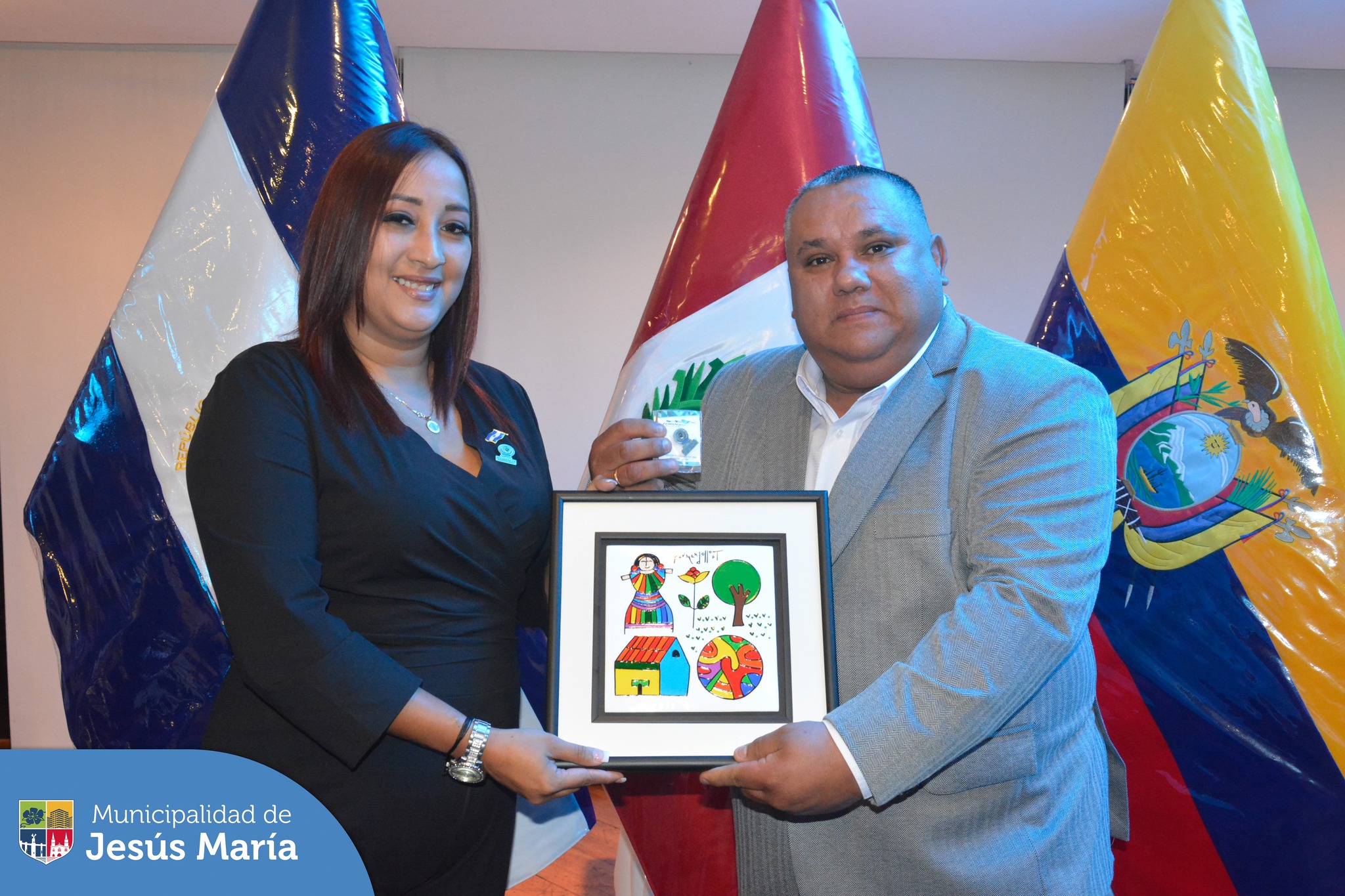 Nuestro alcalde, Jesús Gálvez Olivares, participó en la ceremonia de lanzamiento de la X Misión Internacional de Ciudades Seguras en base al denominado Plan Bukele, con el objetivo de intercambiar estrategias en la lucha contra la criminalidad 👮🏻♀️. En este importante encuentro se le entregó un reconocimiento a nuestro alcalde por su destacada labor en materia de seguridad ciudadana.
Esta ceremonia se realizó junto con los lideres de la Municipalidad de Santa Ana, República del El Salvador Gustavo Acevedo, y la Municipalidad Cantón de Tulcán, República del Ecuador Andrés Ruano Paredes, además de la participación de distintas autoridades distritales. 🫱🏻🫲🏼
#JesúsMaríaSomosTodos