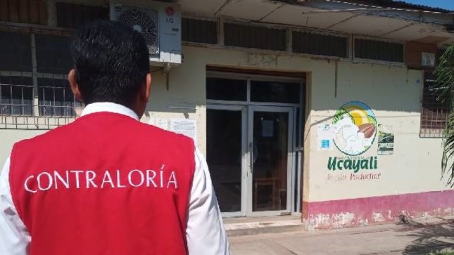 La Contraloría General alertó que funcionarios del GORE Ucayali autorizaron la suspensión de plazo del mejoramiento de la plaza de armas y del jirón Francisco Álvarez del distrito de Sepahua, valorizado en       S/ 5.9 millones por falta de traslado de cemento y acero debido a la disminución del caudal del río en ausencia de lluvias, a pesar de que ello no está establecido en el artículo 142 de la ley de contrataciones del Estado.
