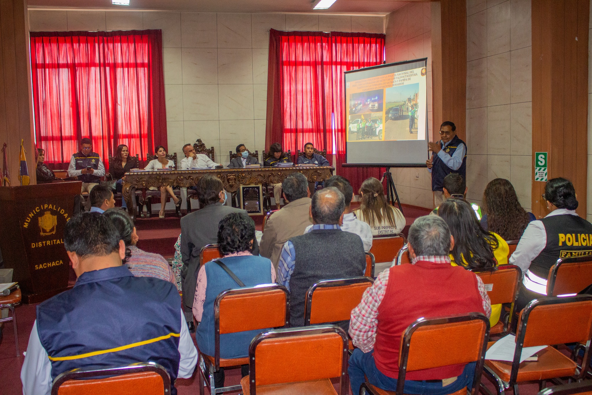 Reunión de autoridades y representantes se efectuó en el Salón Consistorial de Sachaca.